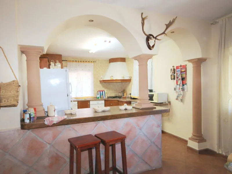 Opportunity at Bargain price! Lovely country house set between the picturesque Andalusian villages of Monda and Guaro, just a few kilometres away from Marbella, with stunning views over the countryside and the beautiful mountains of the Sierra de Las Niev