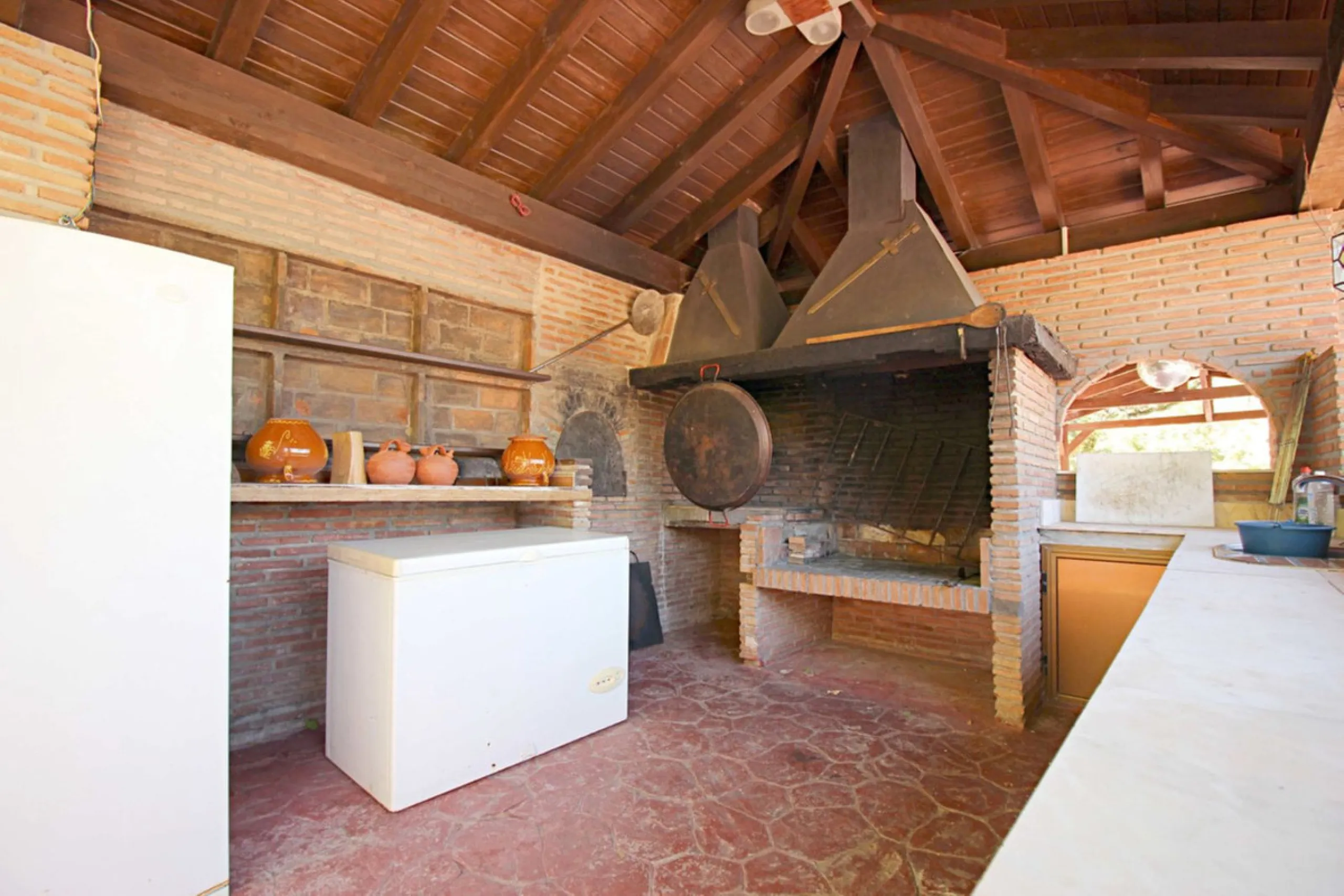Opportunity at Bargain price! Lovely country house set between the picturesque Andalusian villages of Monda and Guaro, just a few kilometres away from Marbella, with stunning views over the countryside and the beautiful mountains of the Sierra de Las Niev