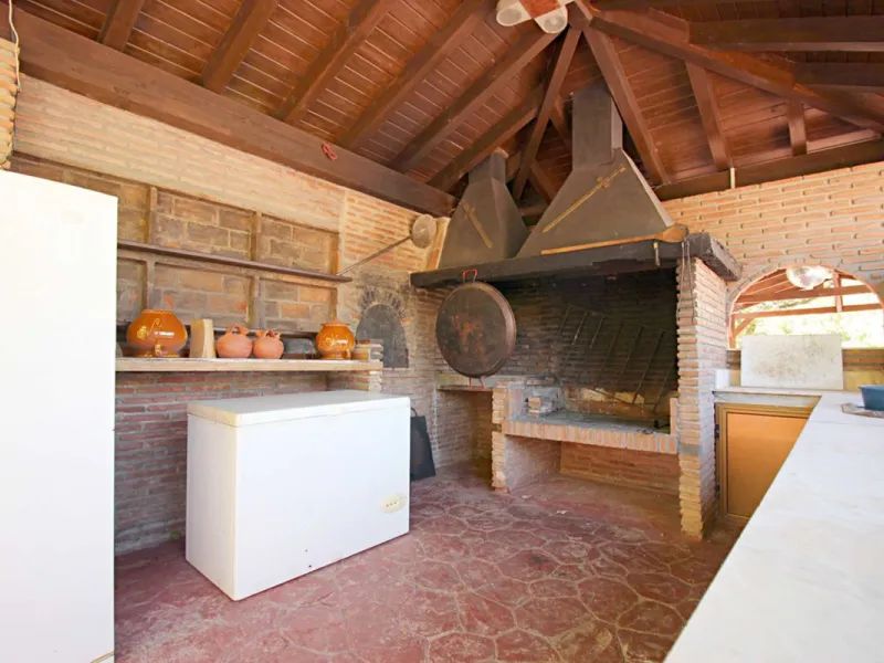 Opportunity at Bargain price! Lovely country house set between the picturesque Andalusian villages of Monda and Guaro, just a few kilometres away from Marbella, with stunning views over the countryside and the beautiful mountains of the Sierra de Las Niev