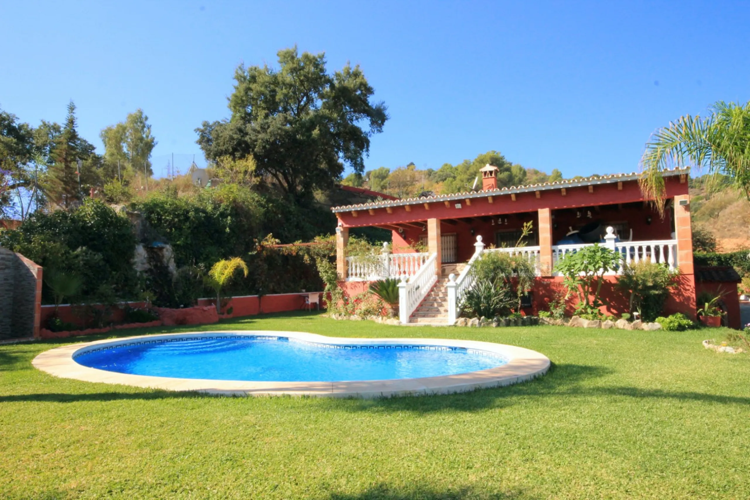 Opportunity at Bargain price! Lovely country house set between the picturesque Andalusian villages of Monda and Guaro, just a few kilometres away from Marbella, with stunning views over the countryside and the beautiful mountains of the Sierra de Las Niev