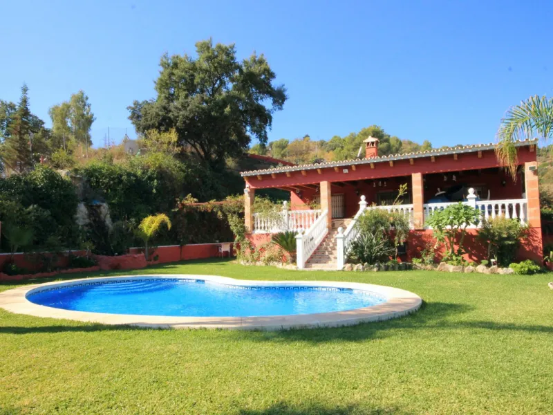 Opportunity at Bargain price! Lovely country house set between the picturesque Andalusian villages of Monda and Guaro, just a few kilometres away from Marbella, with stunning views over the countryside and the beautiful mountains of the Sierra de Las Niev