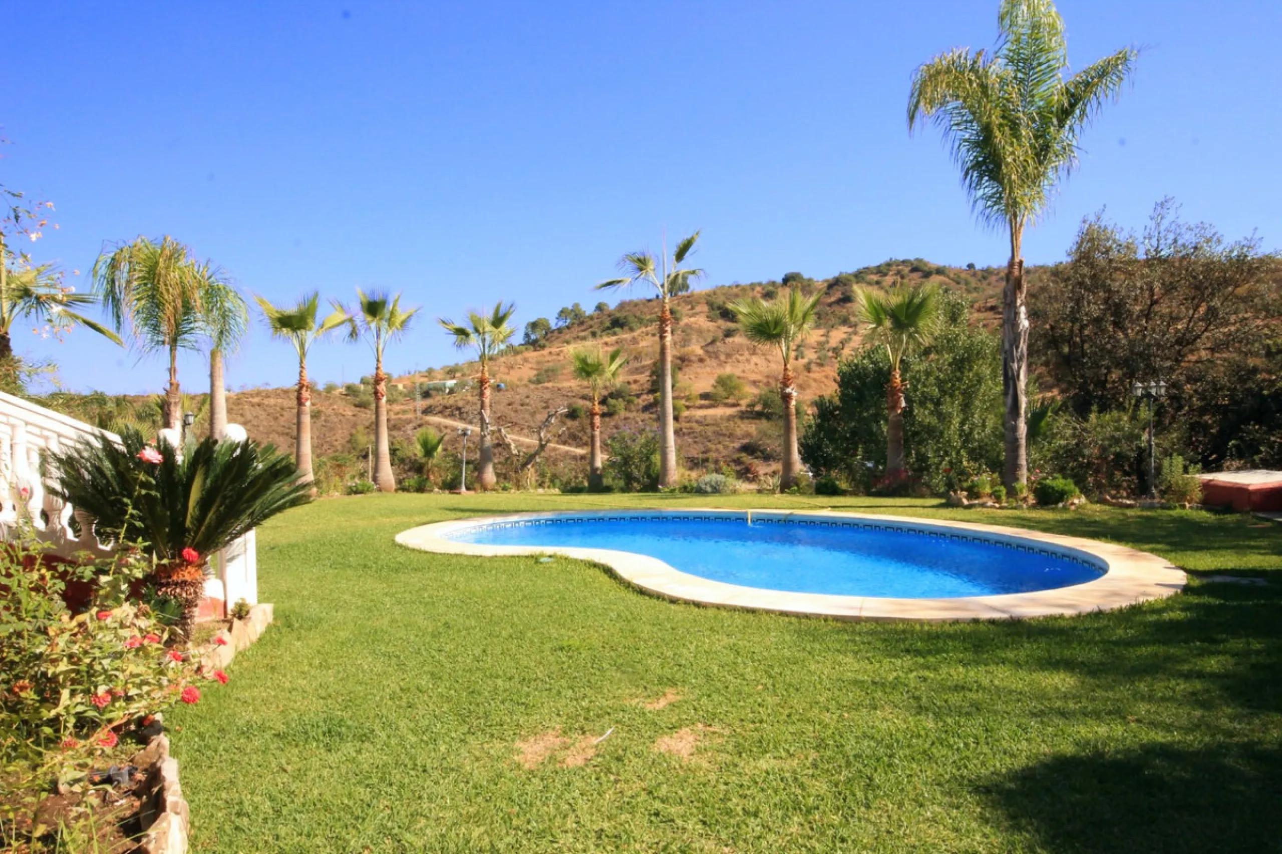 Opportunity at Bargain price! Lovely country house set between the picturesque Andalusian villages of Monda and Guaro, just a few kilometres away from Marbella, with stunning views over the countryside and the beautiful mountains of the Sierra de Las Niev