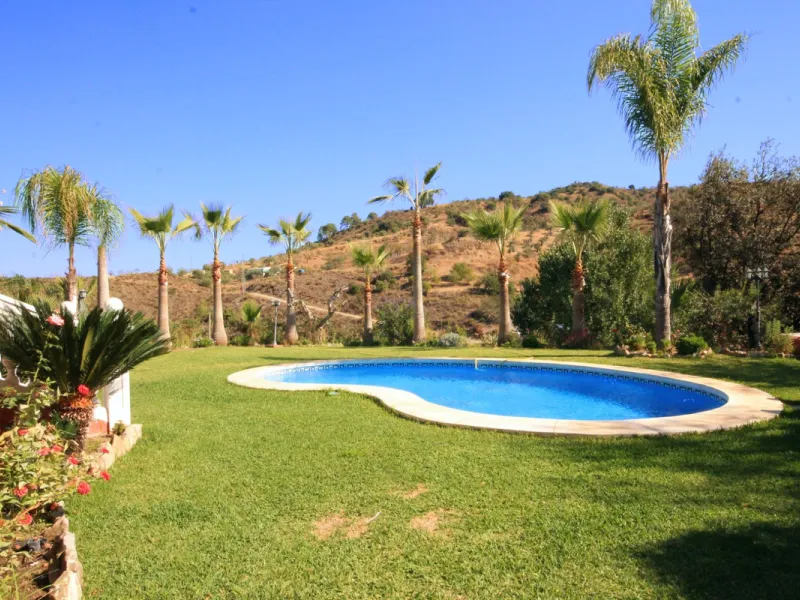 Opportunity at Bargain price! Lovely country house set between the picturesque Andalusian villages of Monda and Guaro, just a few kilometres away from Marbella, with stunning views over the countryside and the beautiful mountains of the Sierra de Las Niev