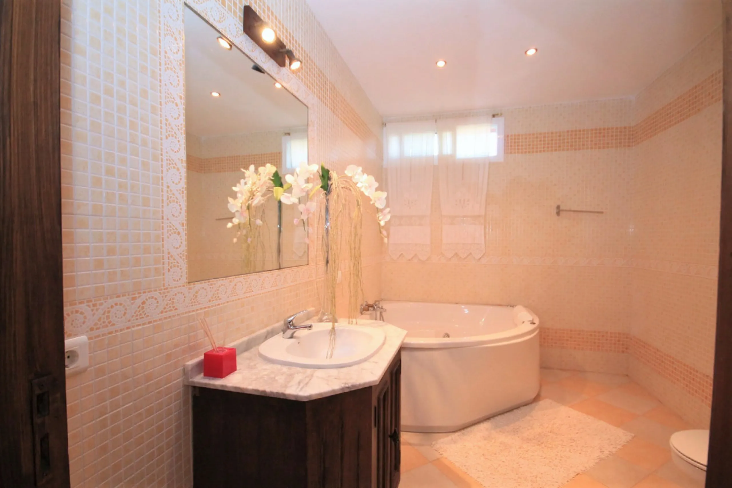 Opportunity at Bargain price! Lovely country house set between the picturesque Andalusian villages of Monda and Guaro, just a few kilometres away from Marbella, with stunning views over the countryside and the beautiful mountains of the Sierra de Las Niev