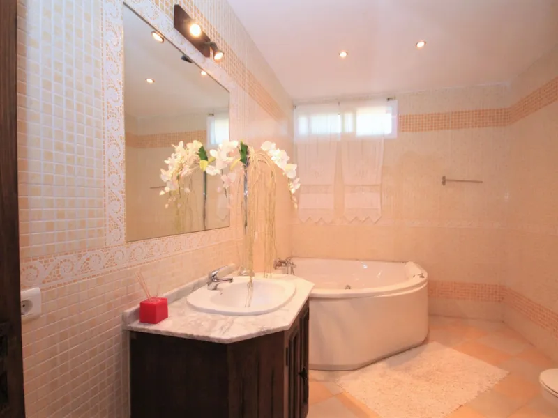 Opportunity at Bargain price! Lovely country house set between the picturesque Andalusian villages of Monda and Guaro, just a few kilometres away from Marbella, with stunning views over the countryside and the beautiful mountains of the Sierra de Las Niev