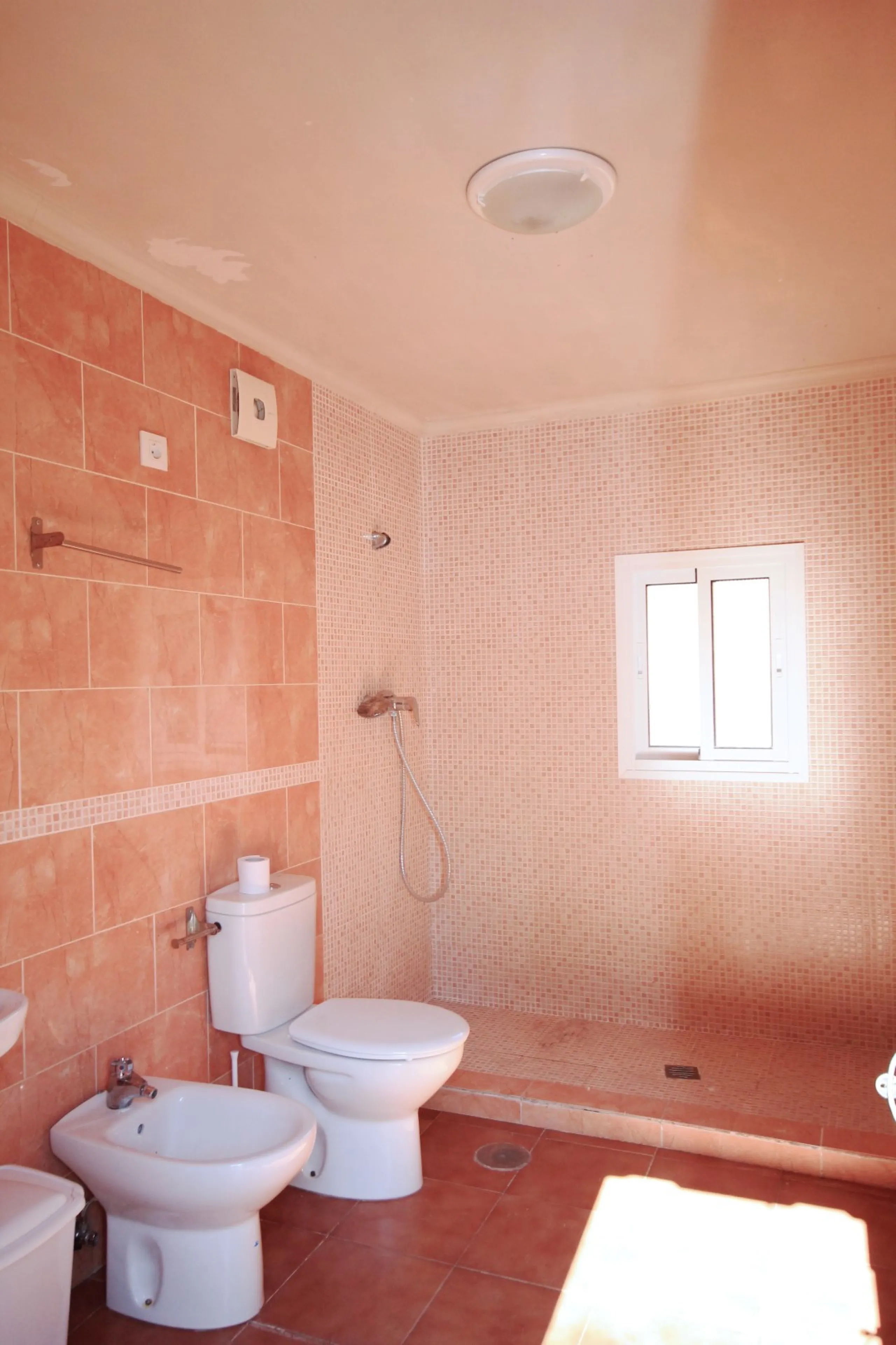 Opportunity at Bargain price! Lovely country house set between the picturesque Andalusian villages of Monda and Guaro, just a few kilometres away from Marbella, with stunning views over the countryside and the beautiful mountains of the Sierra de Las Niev