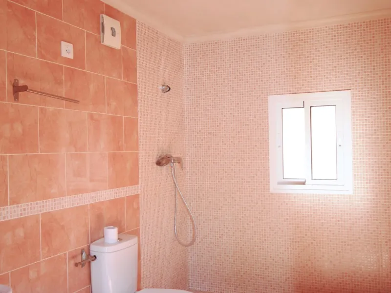 Opportunity at Bargain price! Lovely country house set between the picturesque Andalusian villages of Monda and Guaro, just a few kilometres away from Marbella, with stunning views over the countryside and the beautiful mountains of the Sierra de Las Niev