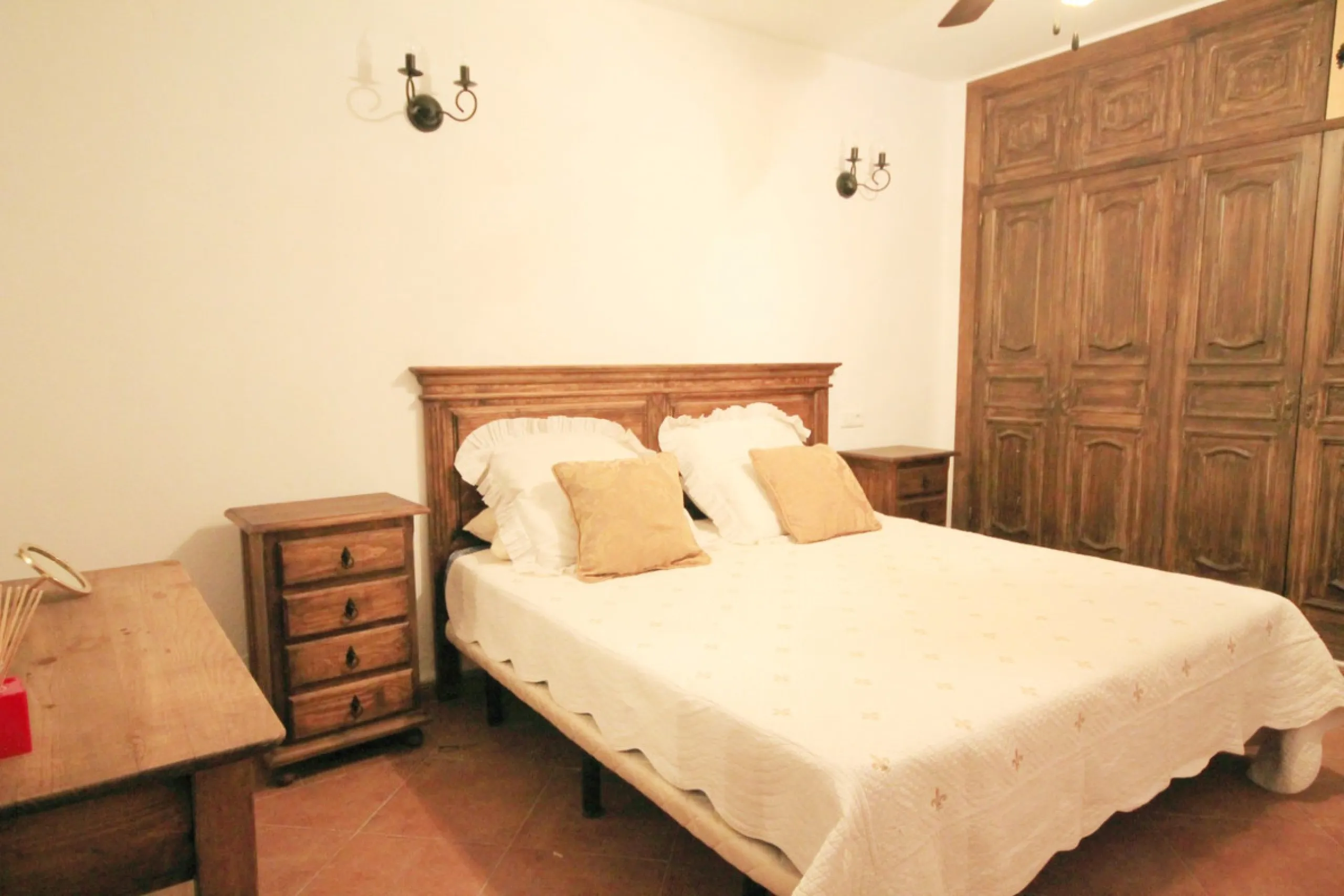 Opportunity at Bargain price! Lovely country house set between the picturesque Andalusian villages of Monda and Guaro, just a few kilometres away from Marbella, with stunning views over the countryside and the beautiful mountains of the Sierra de Las Niev