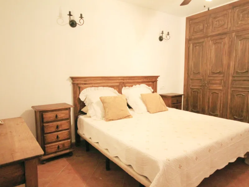 Opportunity at Bargain price! Lovely country house set between the picturesque Andalusian villages of Monda and Guaro, just a few kilometres away from Marbella, with stunning views over the countryside and the beautiful mountains of the Sierra de Las Niev