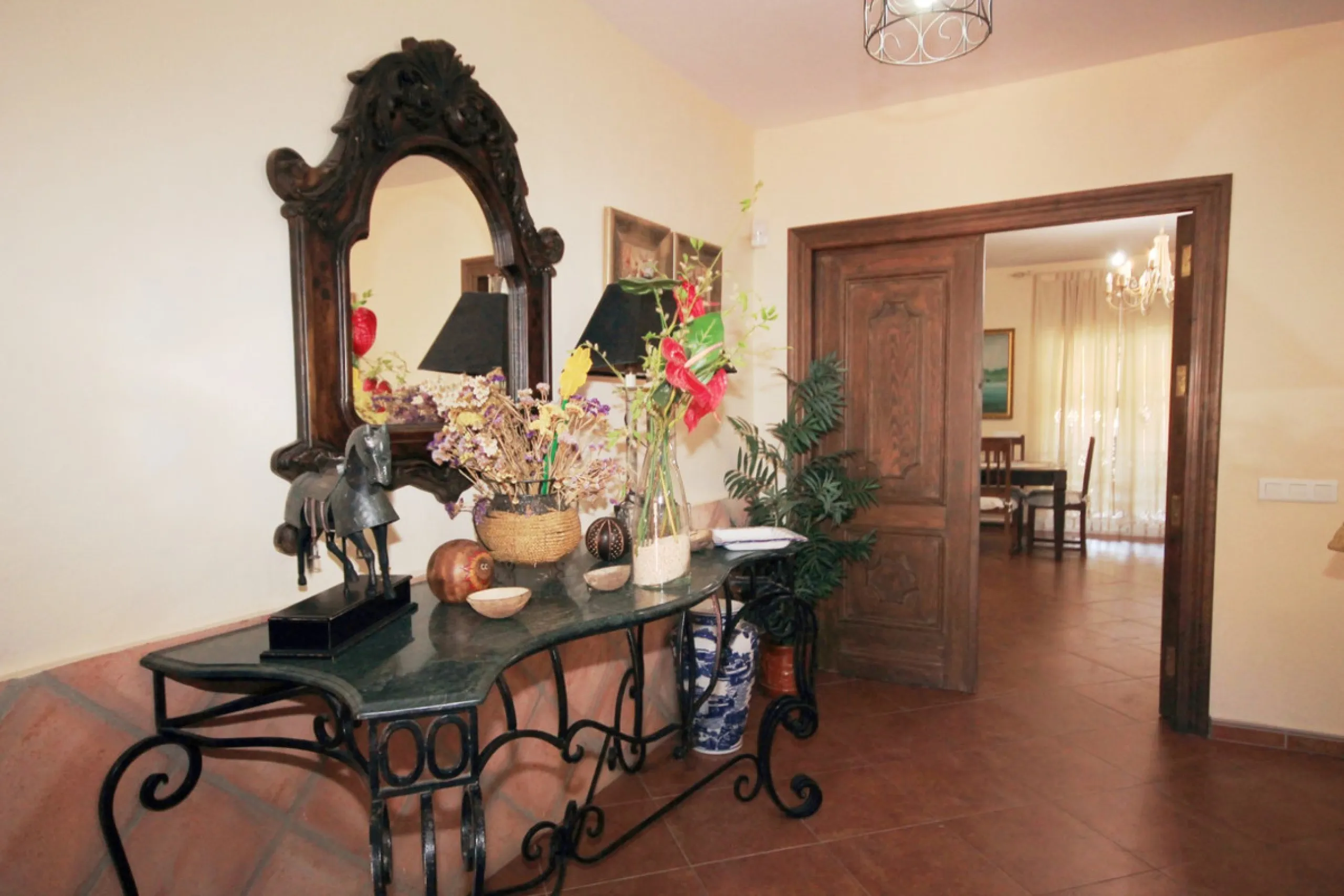Opportunity at Bargain price! Lovely country house set between the picturesque Andalusian villages of Monda and Guaro, just a few kilometres away from Marbella, with stunning views over the countryside and the beautiful mountains of the Sierra de Las Niev