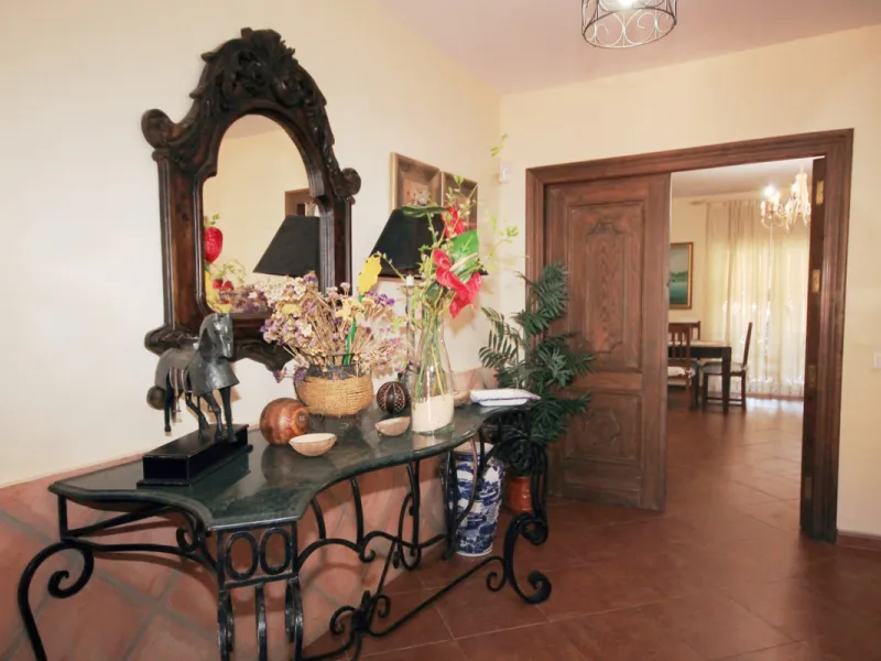 Opportunity at Bargain price! Lovely country house set between the picturesque Andalusian villages of Monda and Guaro, just a few kilometres away from Marbella, with stunning views over the countryside and the beautiful mountains of the Sierra de Las Niev