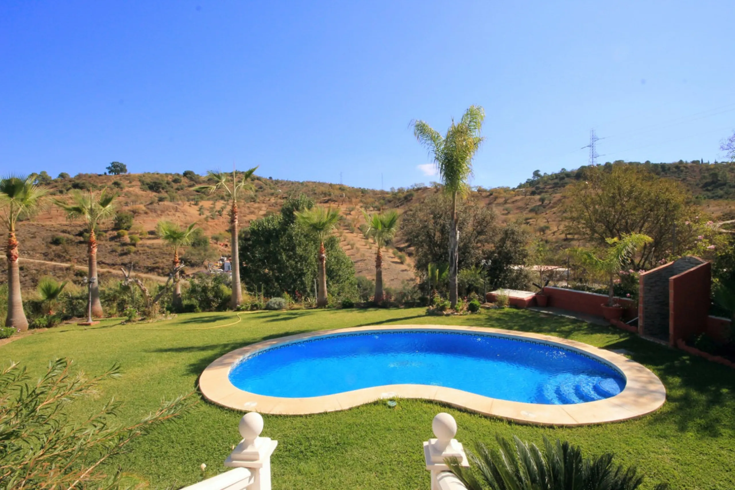 Opportunity at Bargain price! Lovely country house set between the picturesque Andalusian villages of Monda and Guaro, just a few kilometres away from Marbella, with stunning views over the countryside and the beautiful mountains of the Sierra de Las Niev