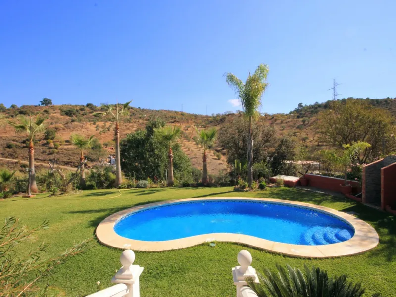 Opportunity at Bargain price! Lovely country house set between the picturesque Andalusian villages of Monda and Guaro, just a few kilometres away from Marbella, with stunning views over the countryside and the beautiful mountains of the Sierra de Las Niev