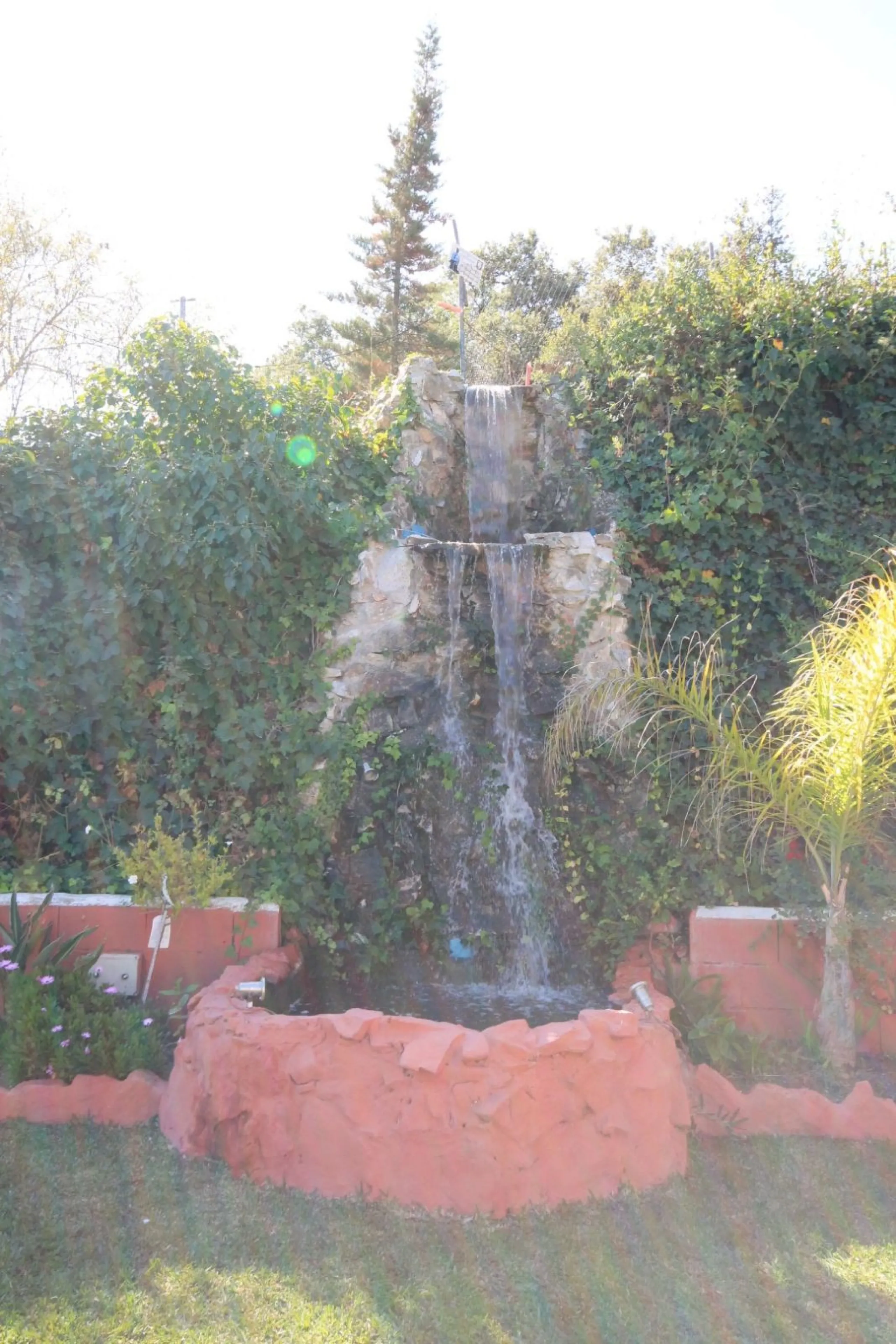 Opportunity at Bargain price! Lovely country house set between the picturesque Andalusian villages of Monda and Guaro, just a few kilometres away from Marbella, with stunning views over the countryside and the beautiful mountains of the Sierra de Las Niev
