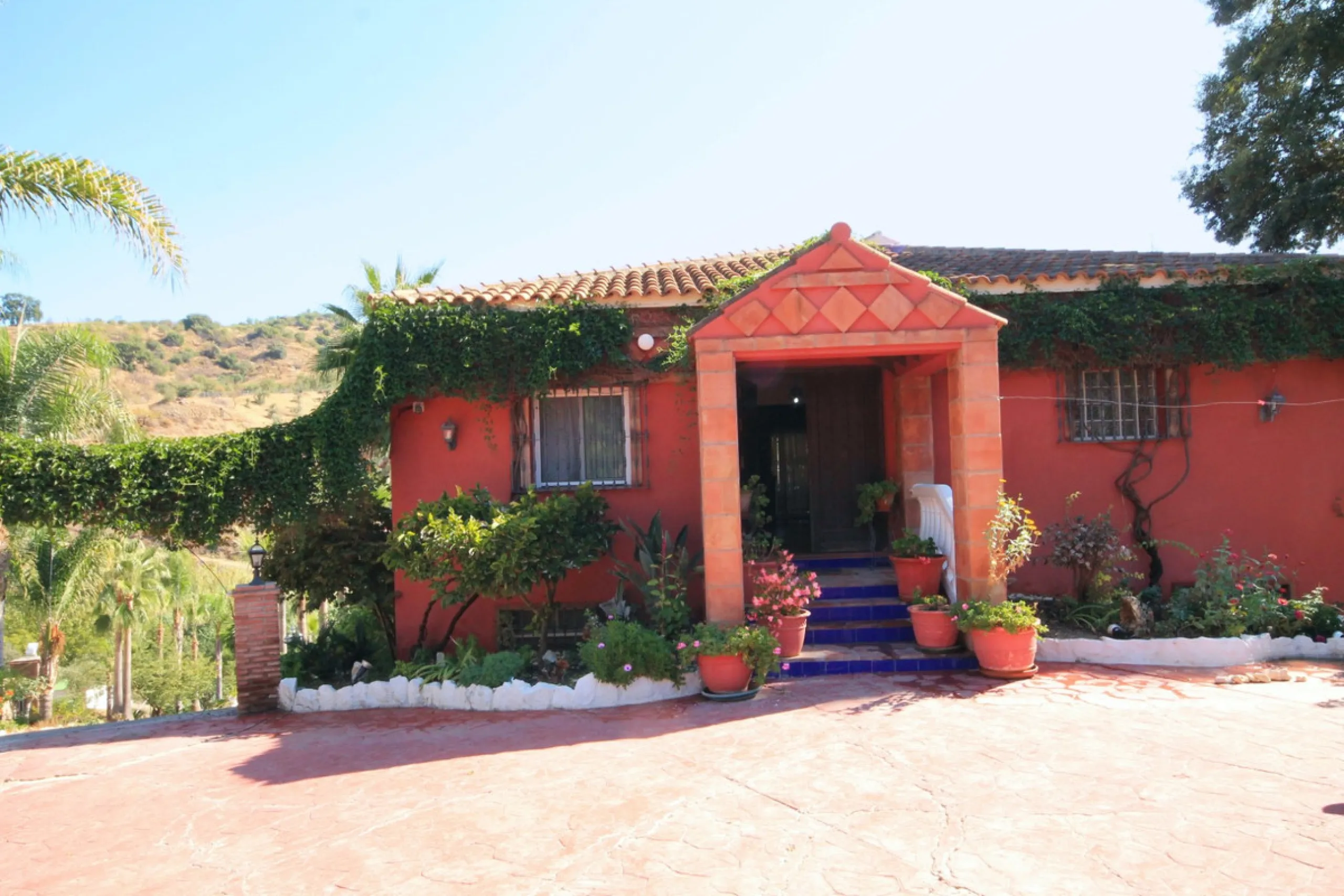 Opportunity at Bargain price! Lovely country house set between the picturesque Andalusian villages of Monda and Guaro, just a few kilometres away from Marbella, with stunning views over the countryside and the beautiful mountains of the Sierra de Las Niev