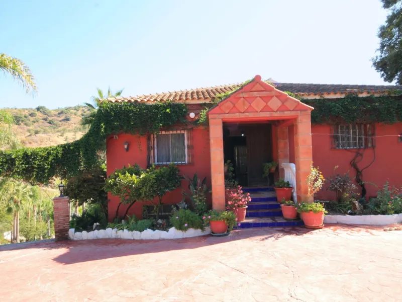 Opportunity at Bargain price! Lovely country house set between the picturesque Andalusian villages of Monda and Guaro, just a few kilometres away from Marbella, with stunning views over the countryside and the beautiful mountains of the Sierra de Las Niev