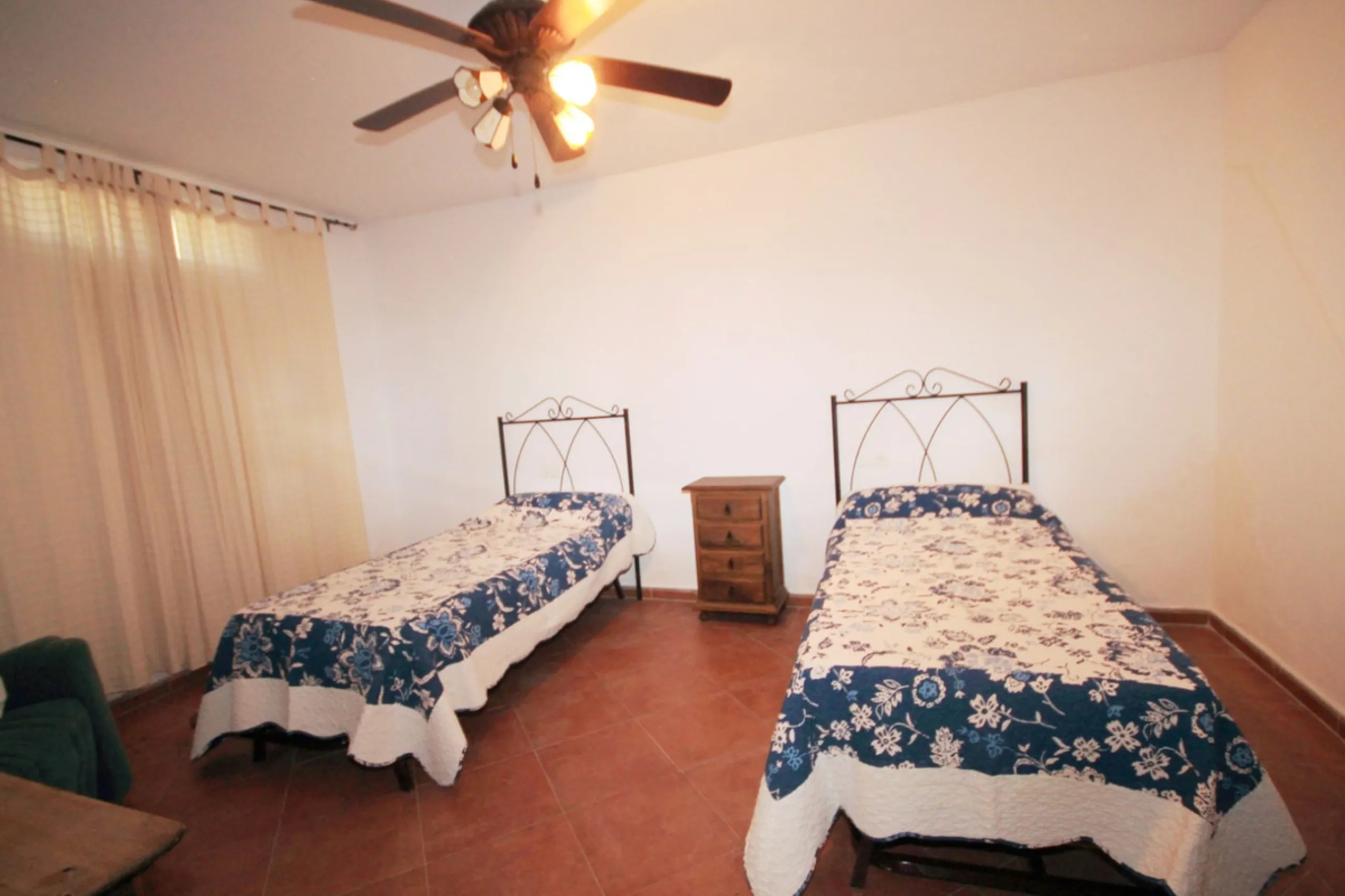Opportunity at Bargain price! Lovely country house set between the picturesque Andalusian villages of Monda and Guaro, just a few kilometres away from Marbella, with stunning views over the countryside and the beautiful mountains of the Sierra de Las Niev