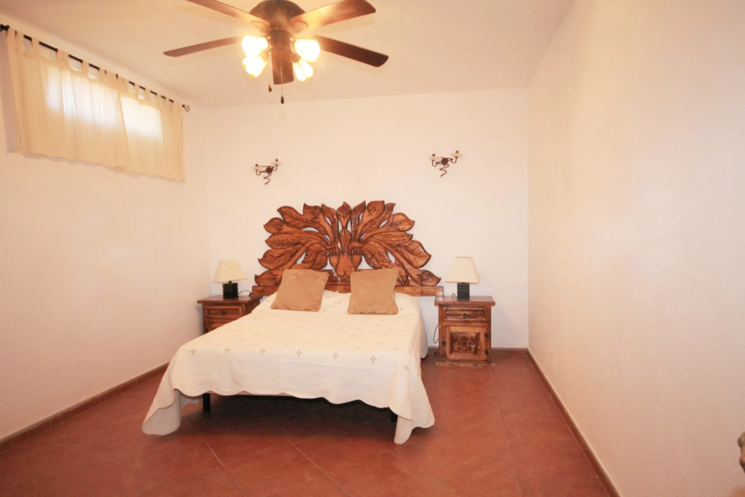 Opportunity at Bargain price! Lovely country house set between the picturesque Andalusian villages of Monda and Guaro, just a few kilometres away from Marbella, with stunning views over the countryside and the beautiful mountains of the Sierra de Las Niev