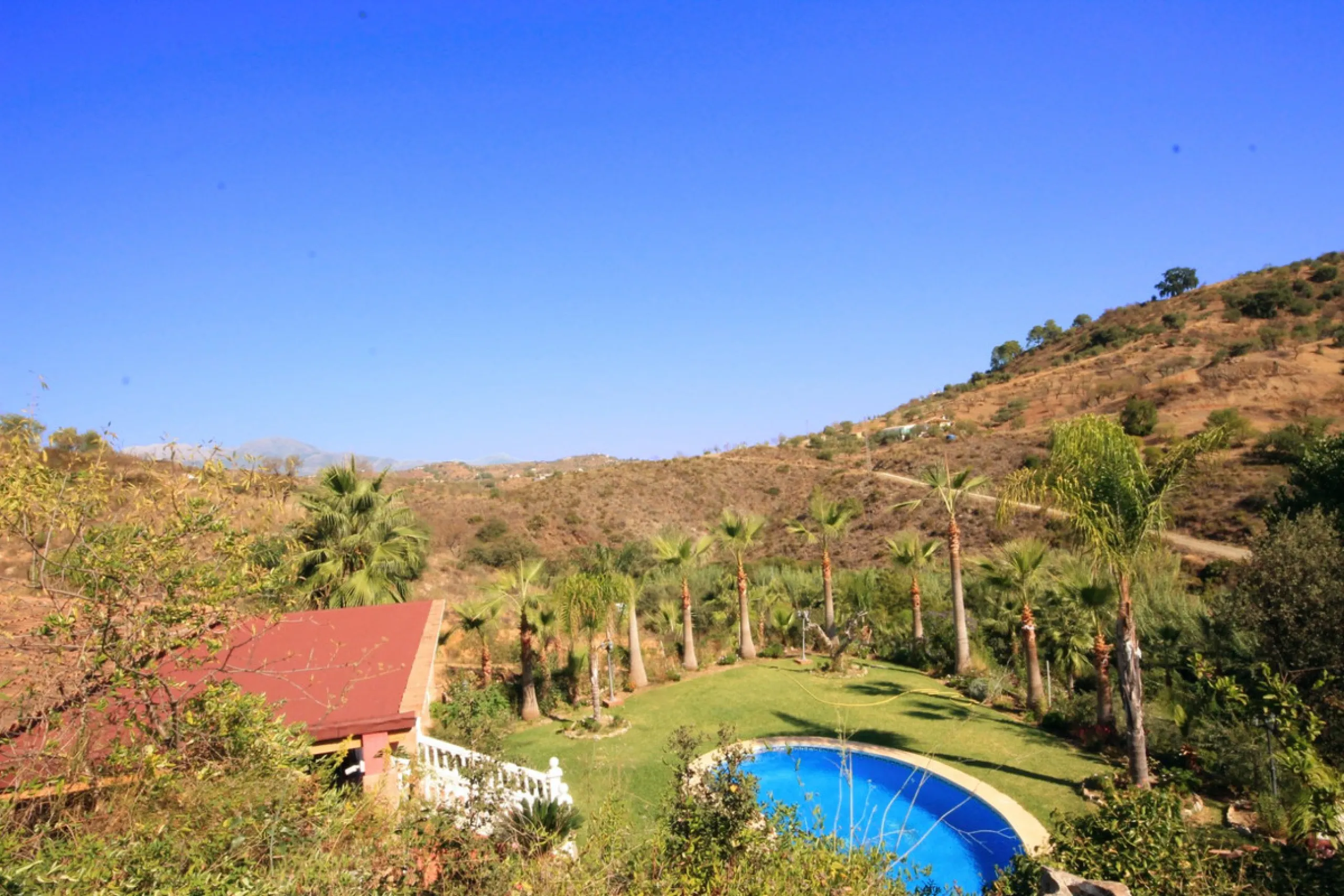 Opportunity at Bargain price! Lovely country house set between the picturesque Andalusian villages of Monda and Guaro, just a few kilometres away from Marbella, with stunning views over the countryside and the beautiful mountains of the Sierra de Las Niev