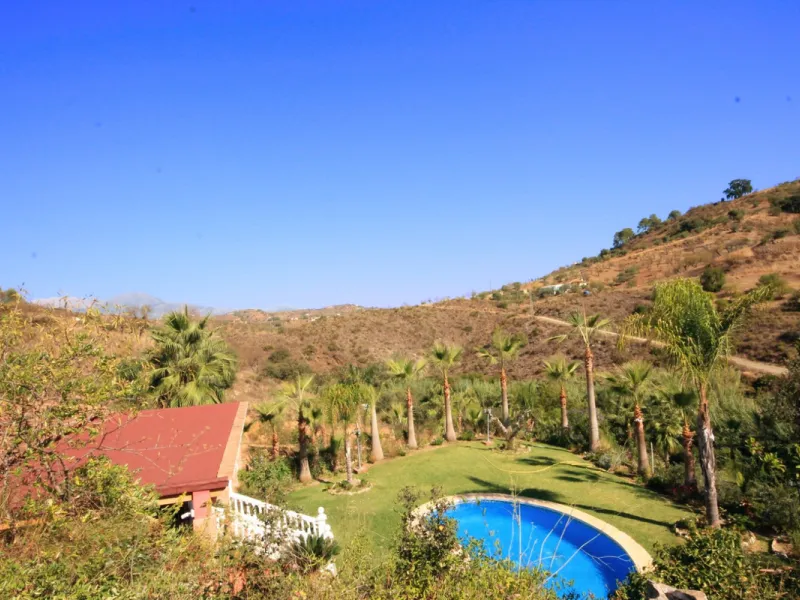 Opportunity at Bargain price! Lovely country house set between the picturesque Andalusian villages of Monda and Guaro, just a few kilometres away from Marbella, with stunning views over the countryside and the beautiful mountains of the Sierra de Las Niev