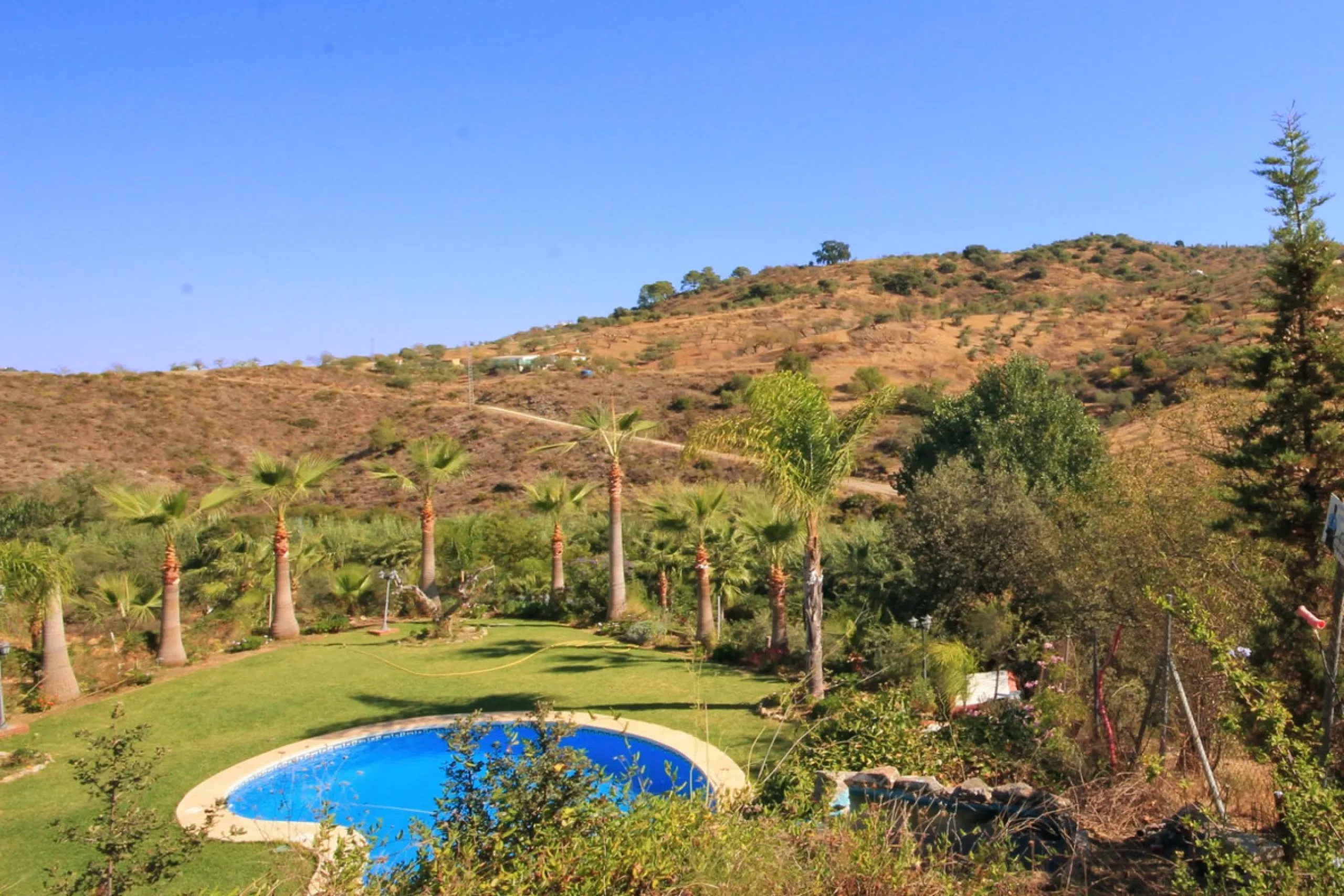 Opportunity at Bargain price! Lovely country house set between the picturesque Andalusian villages of Monda and Guaro, just a few kilometres away from Marbella, with stunning views over the countryside and the beautiful mountains of the Sierra de Las Niev