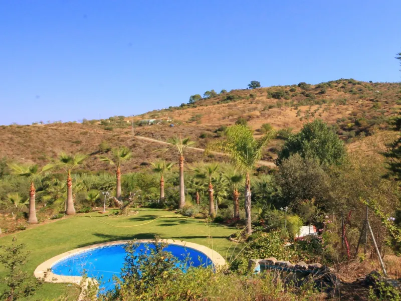 Opportunity at Bargain price! Lovely country house set between the picturesque Andalusian villages of Monda and Guaro, just a few kilometres away from Marbella, with stunning views over the countryside and the beautiful mountains of the Sierra de Las Niev