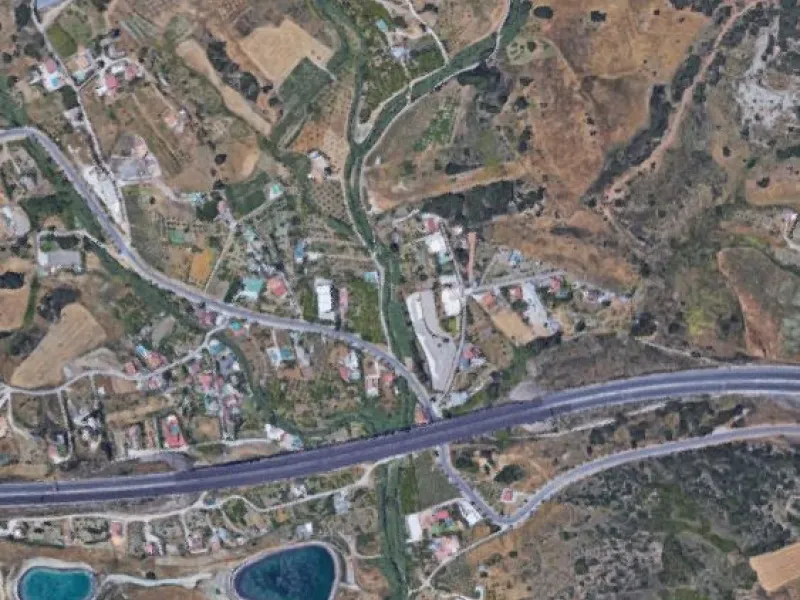 Rustic plot in Guadalobón, Estepona West, with one hectare, sixty-seven areas and sixty-seven centiareas, equivalent to three bushels and nine bushels of land of the measure of the country, of these one fanega and nine bushel trees with trees frutales and