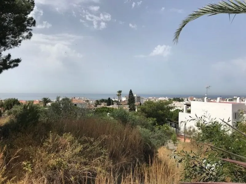Land available in Nerja with permission to build 16 apartments with sea view.