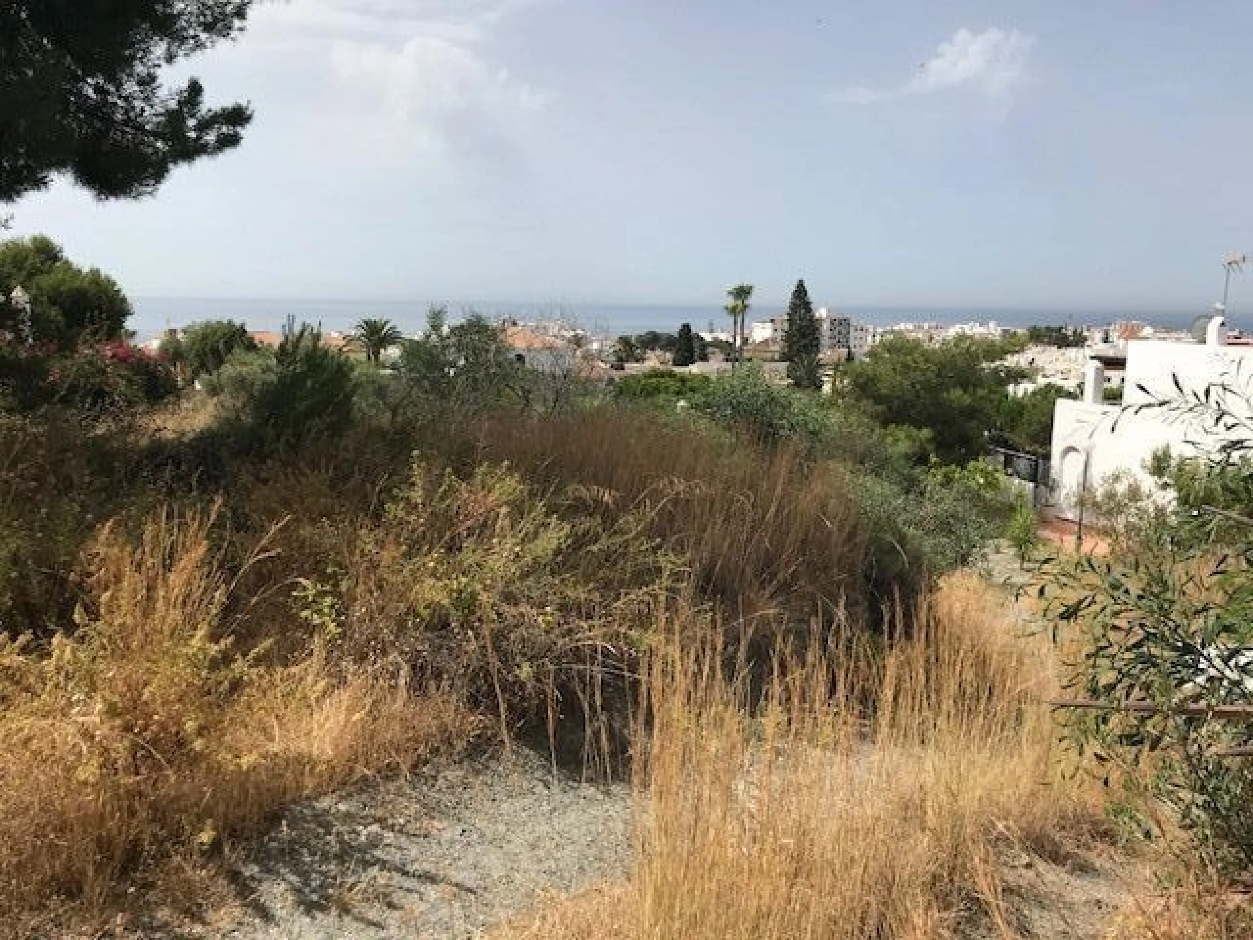 Land available in Nerja with permission to build 16 apartments with sea view.