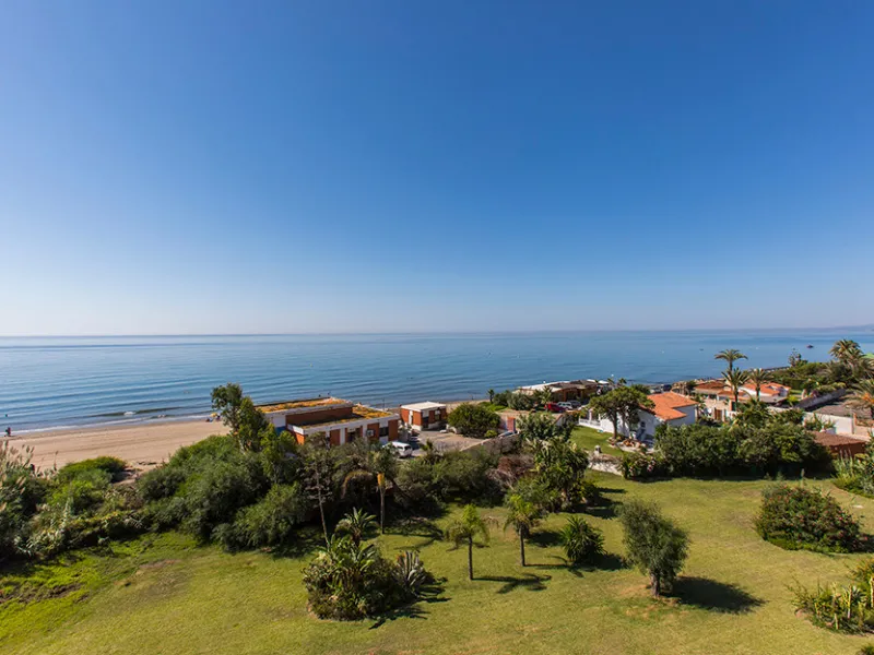 Amazing front line beach penthouse in Hacienda Playa Phase 2 in Elviria, East Marbella. This stunning penthouse offers the most incredible sea views and spectacular sunsets every evening. The apartment offers on one level three bedrooms, two bathrooms, gu
