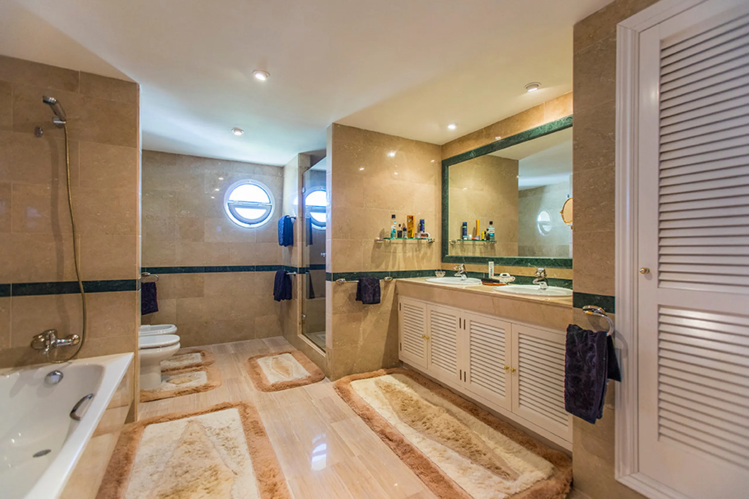 Apartment - Penthouse в продаже в Marbella, Málaga. В доме 3 спален и 3 ванных комнат. Площадь дома 324 м²