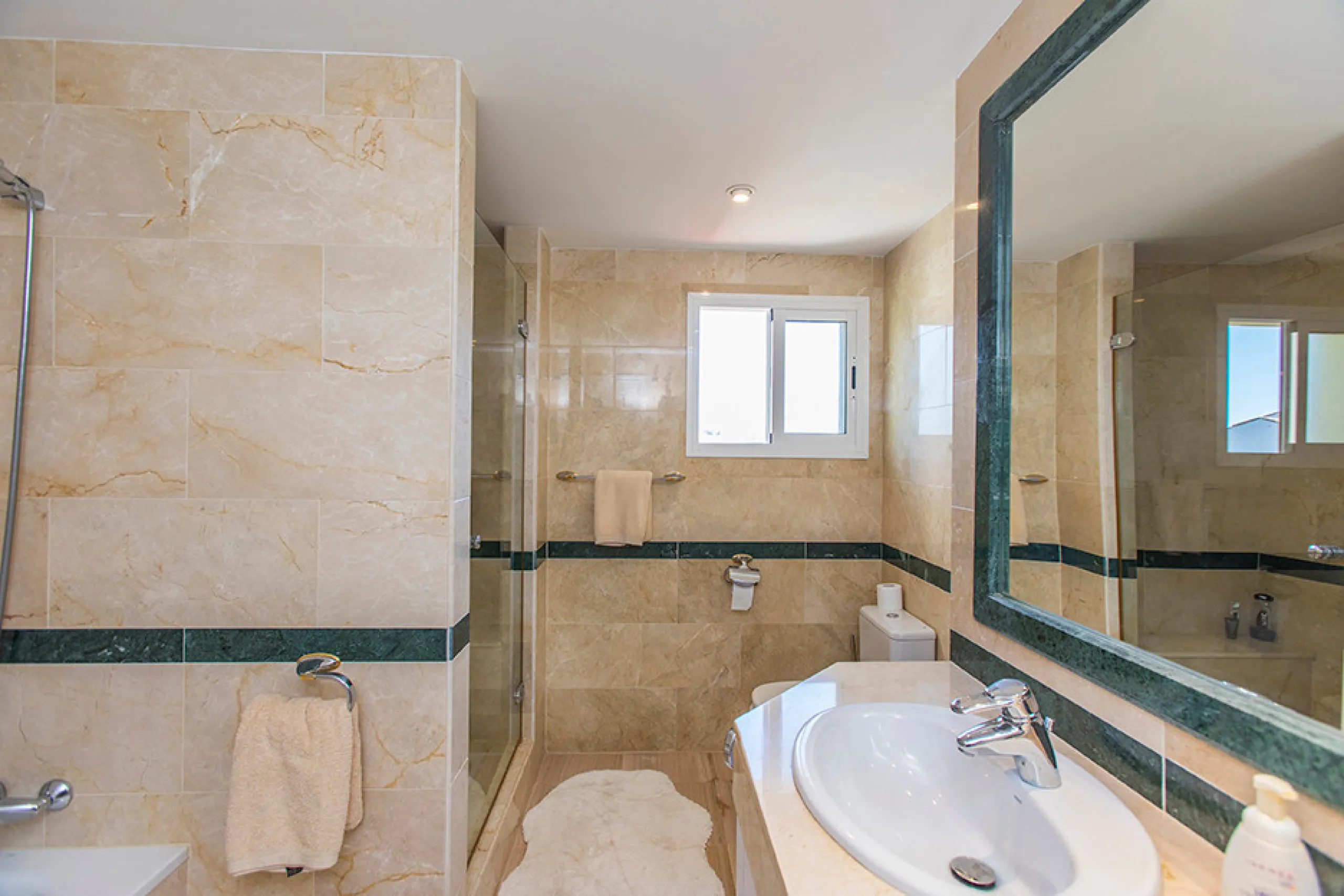Apartment - Penthouse в продаже в Marbella, Málaga. В доме 3 спален и 3 ванных комнат. Площадь дома 324 м²