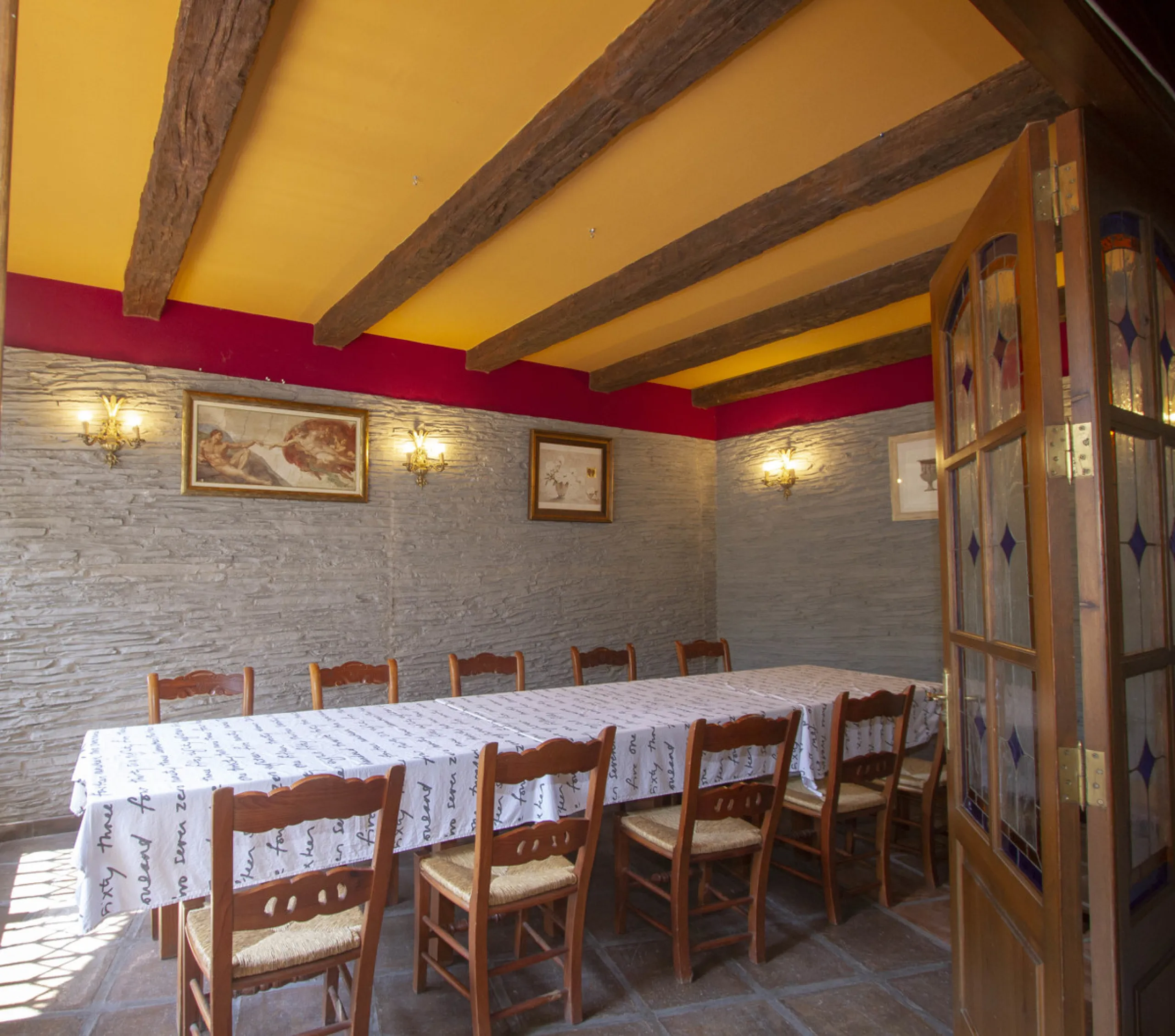 Restaurant at only 300 meters from the beach, Marbesa area, in Marbella. In floor -2. Two toilets, warehouse, refrigeration chamber, office. Fully furnished with everything you need to start working, equipped kitchen. A large terrace approximately 100 met