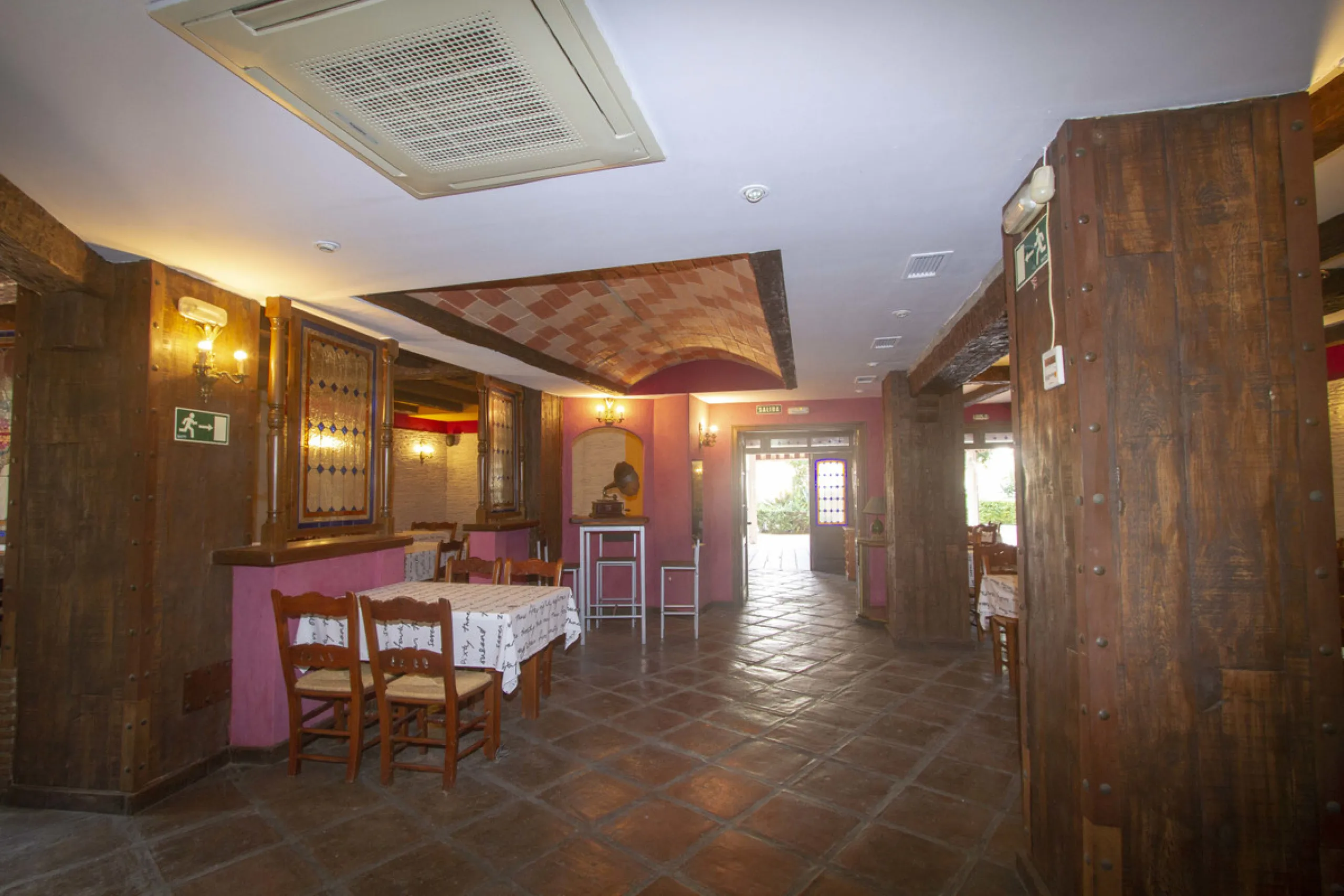 Restaurant at only 300 meters from the beach, Marbesa area, in Marbella. In floor -2. Two toilets, warehouse, refrigeration chamber, office. Fully furnished with everything you need to start working, equipped kitchen. A large terrace approximately 100 met