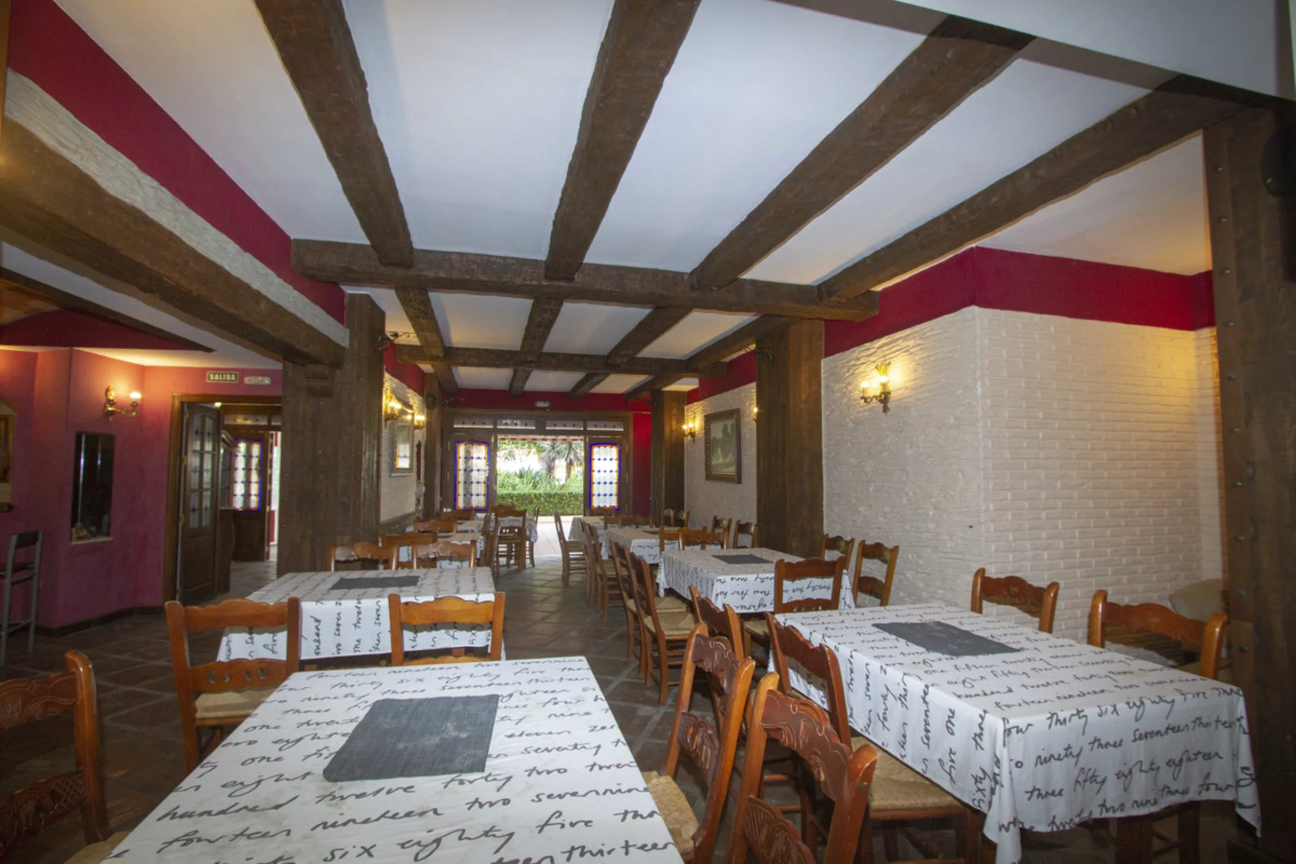 Restaurant at only 300 meters from the beach, Marbesa area, in Marbella. In floor -2. Two toilets, warehouse, refrigeration chamber, office. Fully furnished with everything you need to start working, equipped kitchen. A large terrace approximately 100 met