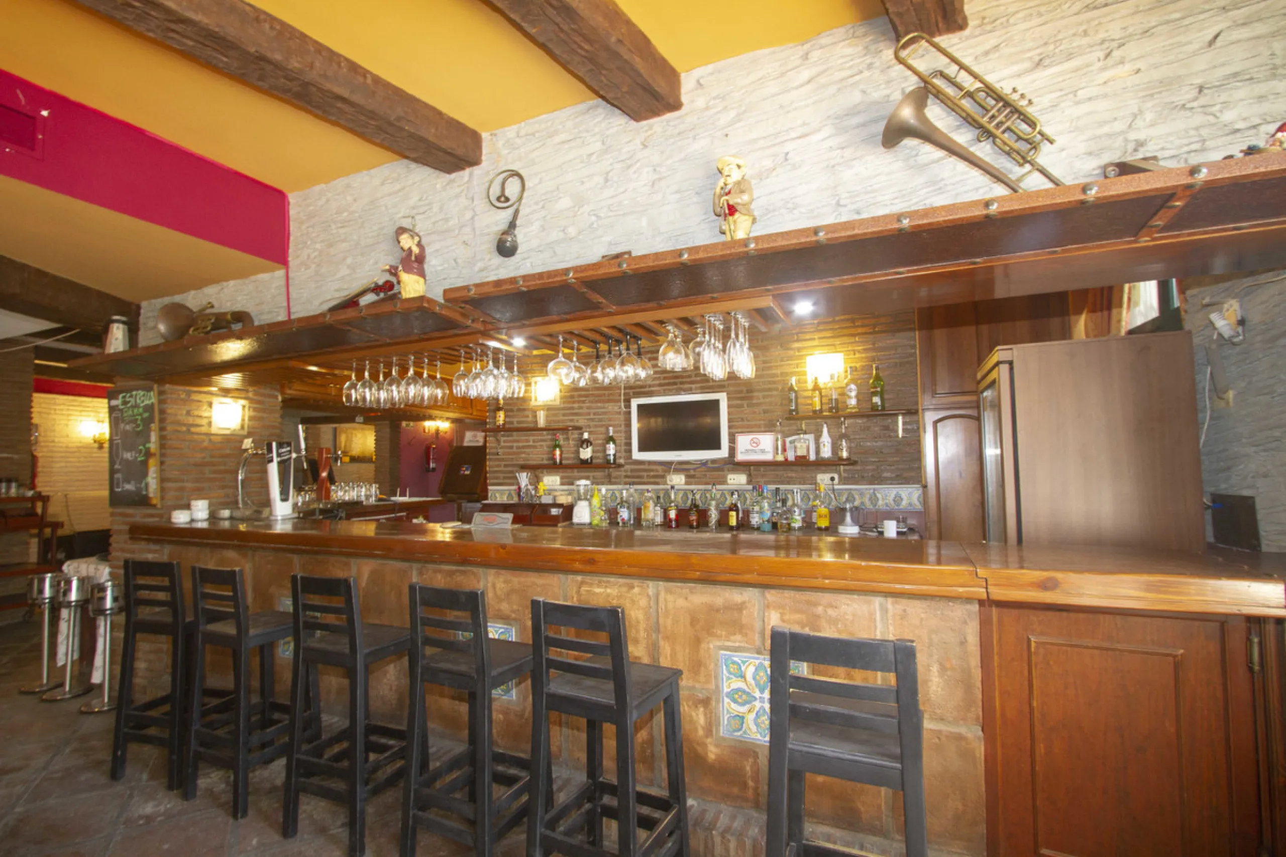 Restaurant at only 300 meters from the beach, Marbesa area, in Marbella. In floor -2. Two toilets, warehouse, refrigeration chamber, office. Fully furnished with everything you need to start working, equipped kitchen. A large terrace approximately 100 met
