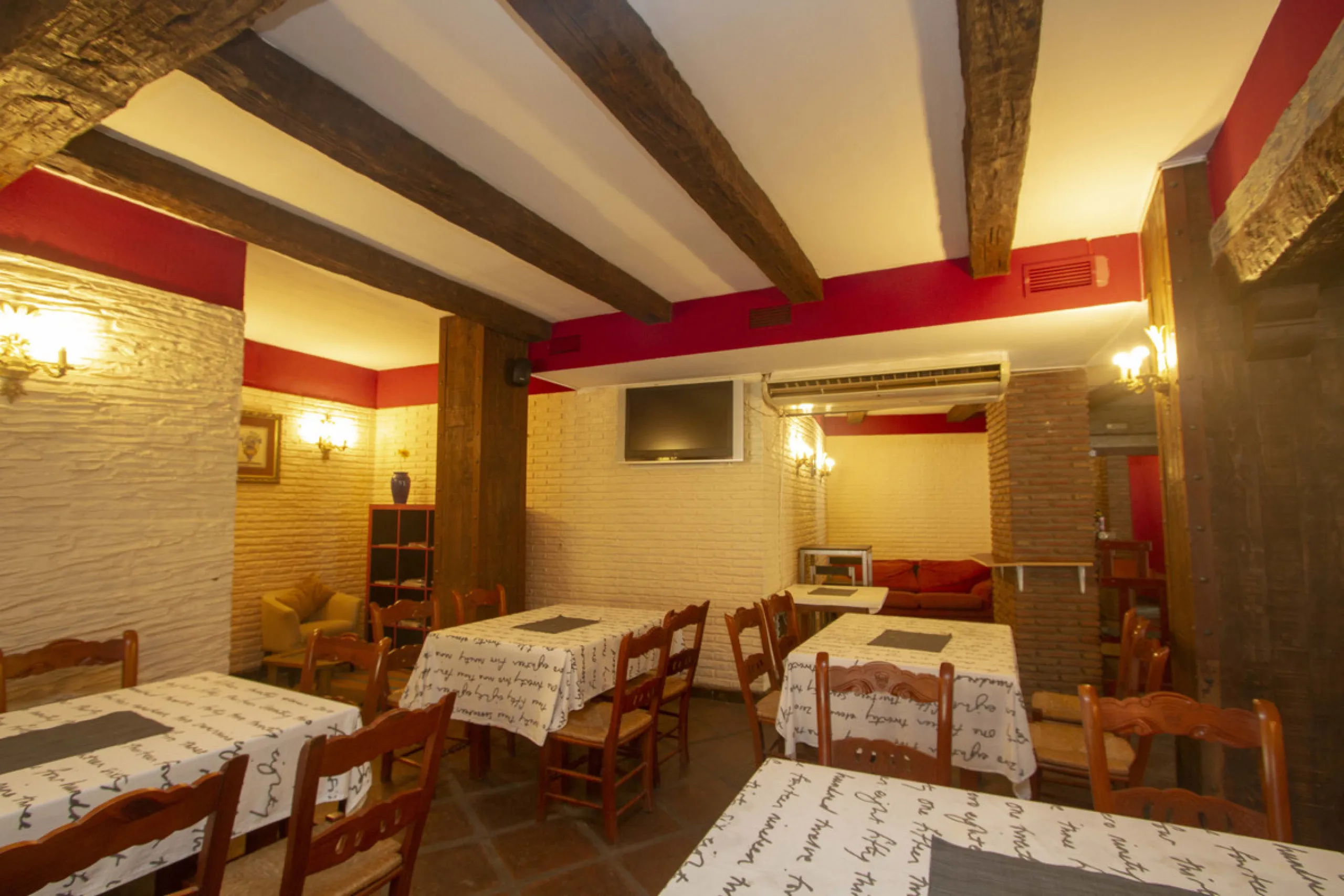 Restaurant at only 300 meters from the beach, Marbesa area, in Marbella. In floor -2. Two toilets, warehouse, refrigeration chamber, office. Fully furnished with everything you need to start working, equipped kitchen. A large terrace approximately 100 met
