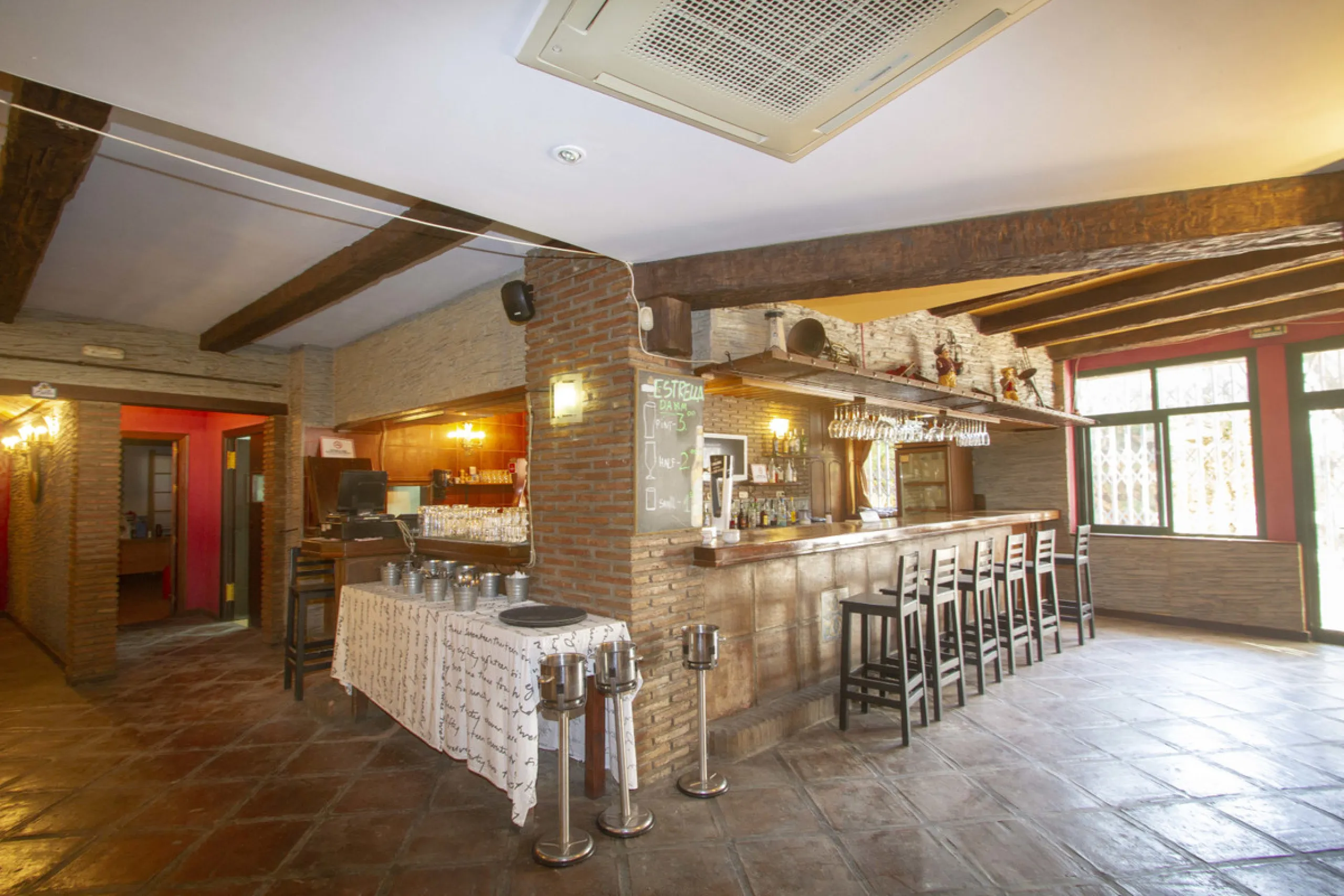 Restaurant at only 300 meters from the beach, Marbesa area, in Marbella. In floor -2. Two toilets, warehouse, refrigeration chamber, office. Fully furnished with everything you need to start working, equipped kitchen. A large terrace approximately 100 met
