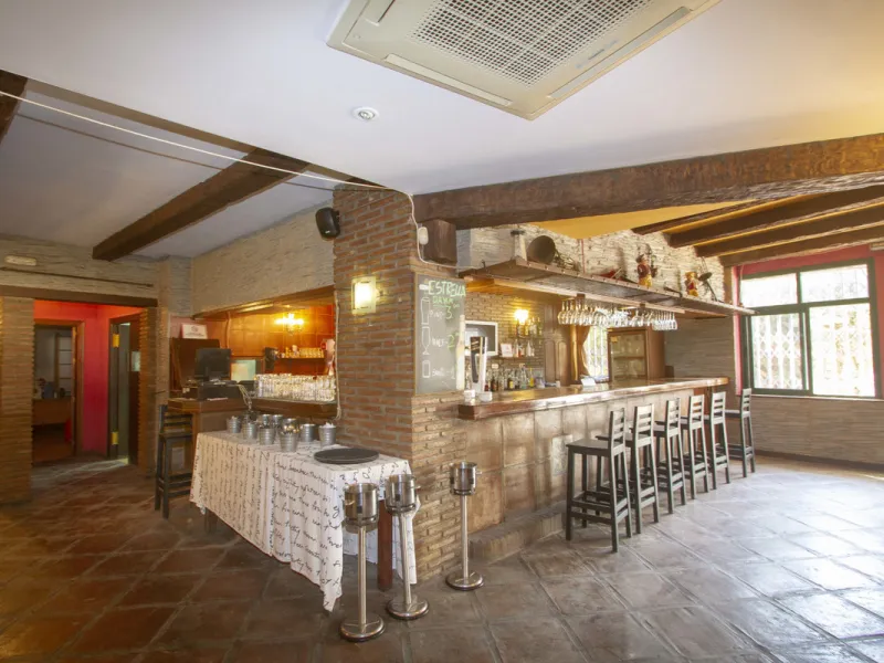 Restaurant at only 300 meters from the beach, Marbesa area, in Marbella. In floor -2. Two toilets, warehouse, refrigeration chamber, office. Fully furnished with everything you need to start working, equipped kitchen. A large terrace approximately 100 met
