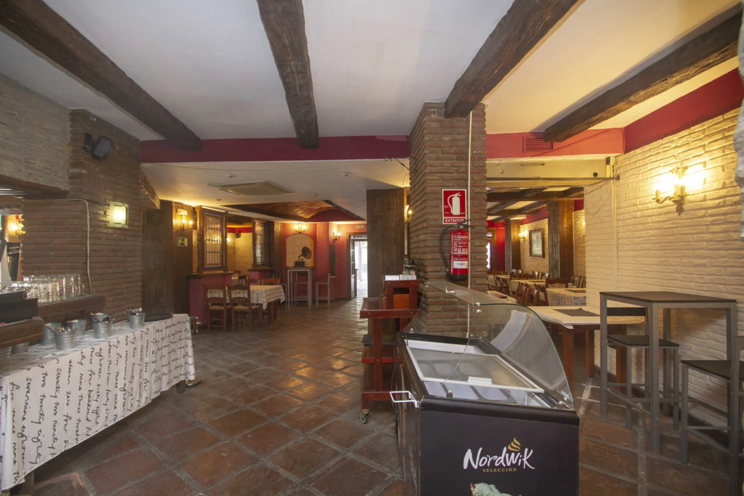 Restaurant at only 300 meters from the beach, Marbesa area, in Marbella. In floor -2. Two toilets, warehouse, refrigeration chamber, office. Fully furnished with everything you need to start working, equipped kitchen. A large terrace approximately 100 met