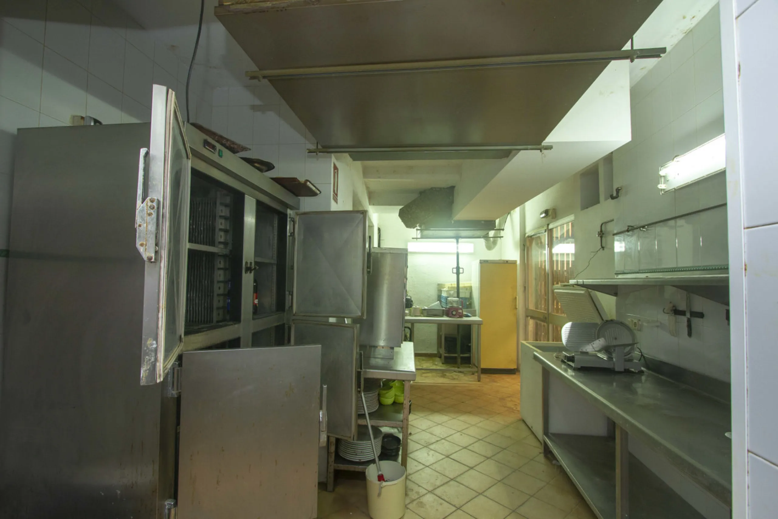 Restaurant at only 300 meters from the beach, Marbesa area, in Marbella. In floor -2. Two toilets, warehouse, refrigeration chamber, office. Fully furnished with everything you need to start working, equipped kitchen. A large terrace approximately 100 met
