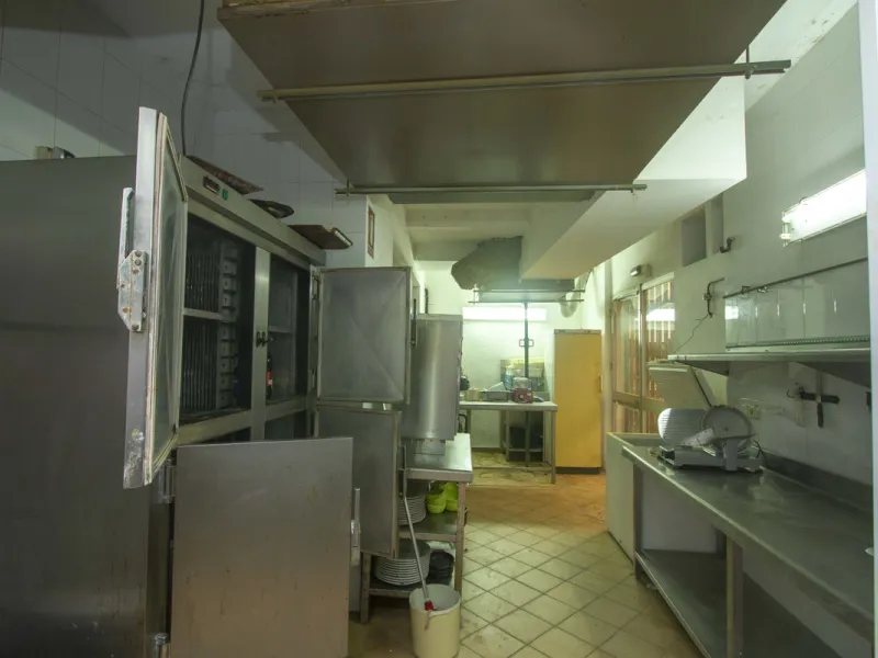 Restaurant at only 300 meters from the beach, Marbesa area, in Marbella. In floor -2. Two toilets, warehouse, refrigeration chamber, office. Fully furnished with everything you need to start working, equipped kitchen. A large terrace approximately 100 met
