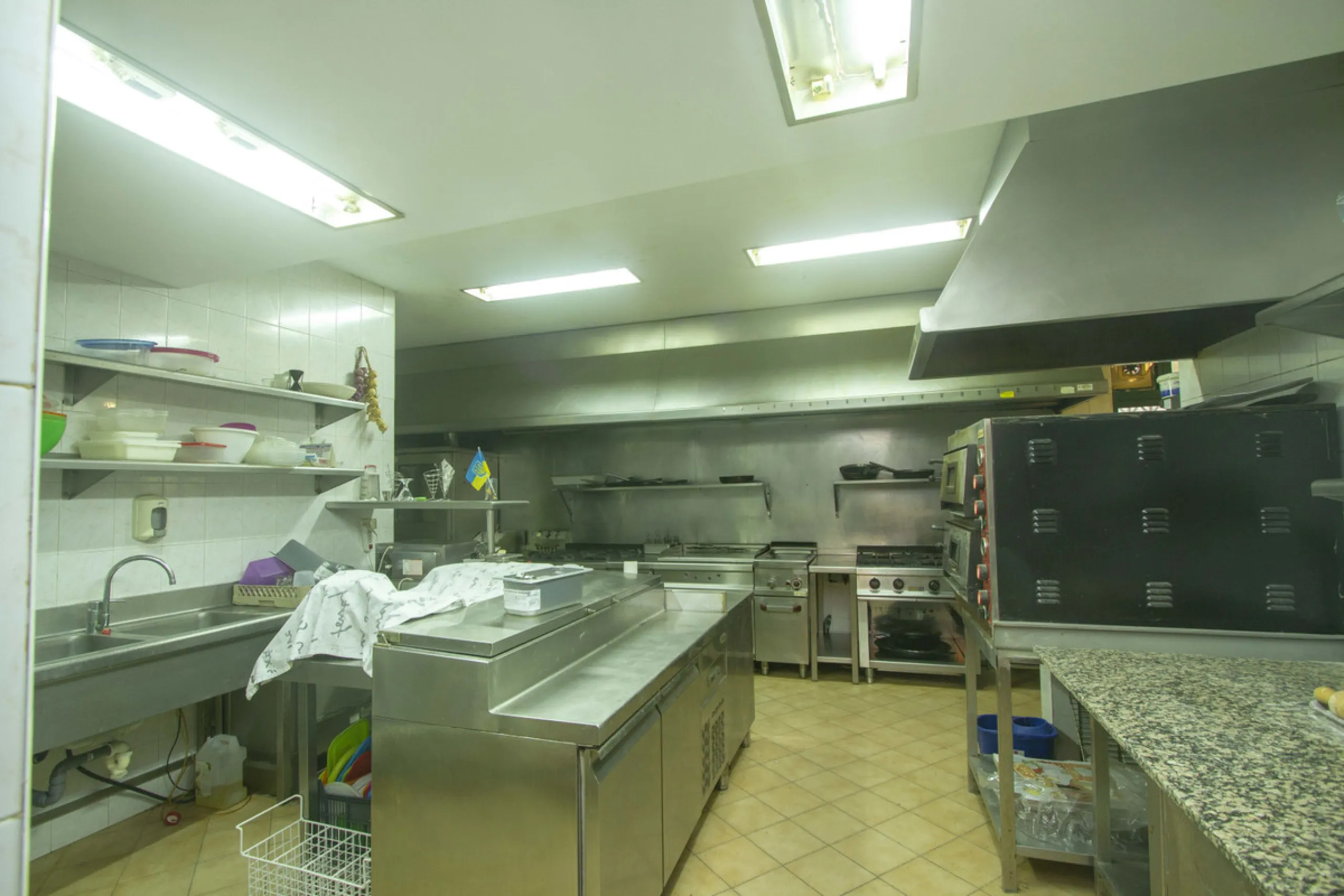 Restaurant at only 300 meters from the beach, Marbesa area, in Marbella. In floor -2. Two toilets, warehouse, refrigeration chamber, office. Fully furnished with everything you need to start working, equipped kitchen. A large terrace approximately 100 met