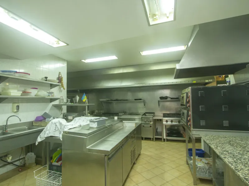 Restaurant at only 300 meters from the beach, Marbesa area, in Marbella. In floor -2. Two toilets, warehouse, refrigeration chamber, office. Fully furnished with everything you need to start working, equipped kitchen. A large terrace approximately 100 met