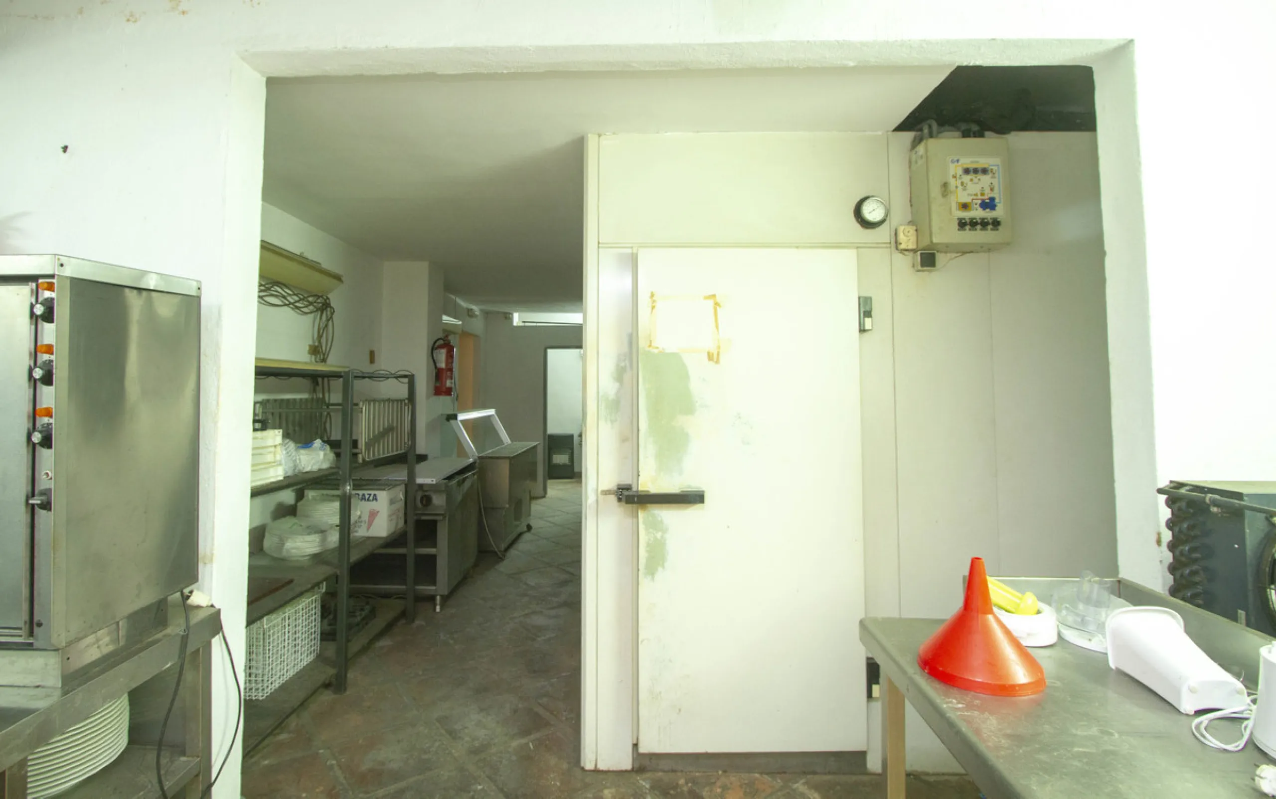 Restaurant at only 300 meters from the beach, Marbesa area, in Marbella. In floor -2. Two toilets, warehouse, refrigeration chamber, office. Fully furnished with everything you need to start working, equipped kitchen. A large terrace approximately 100 met
