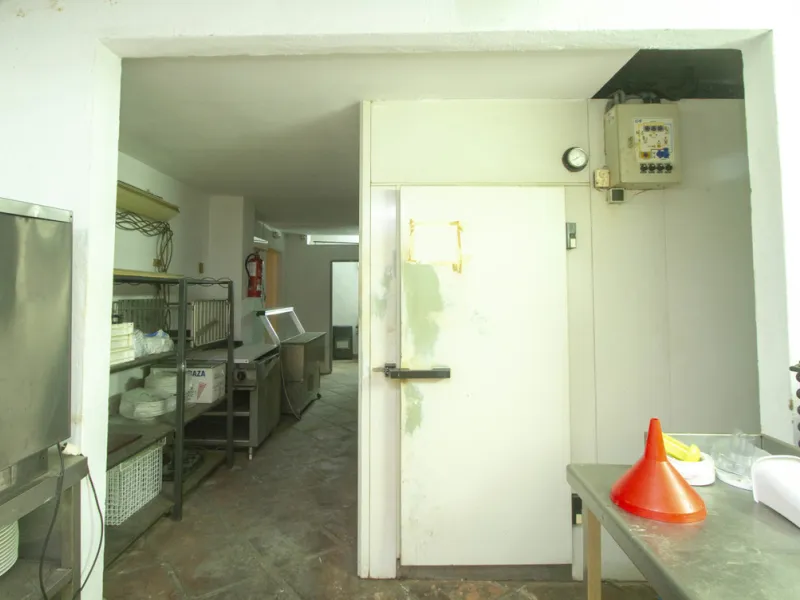 Restaurant at only 300 meters from the beach, Marbesa area, in Marbella. In floor -2. Two toilets, warehouse, refrigeration chamber, office. Fully furnished with everything you need to start working, equipped kitchen. A large terrace approximately 100 met