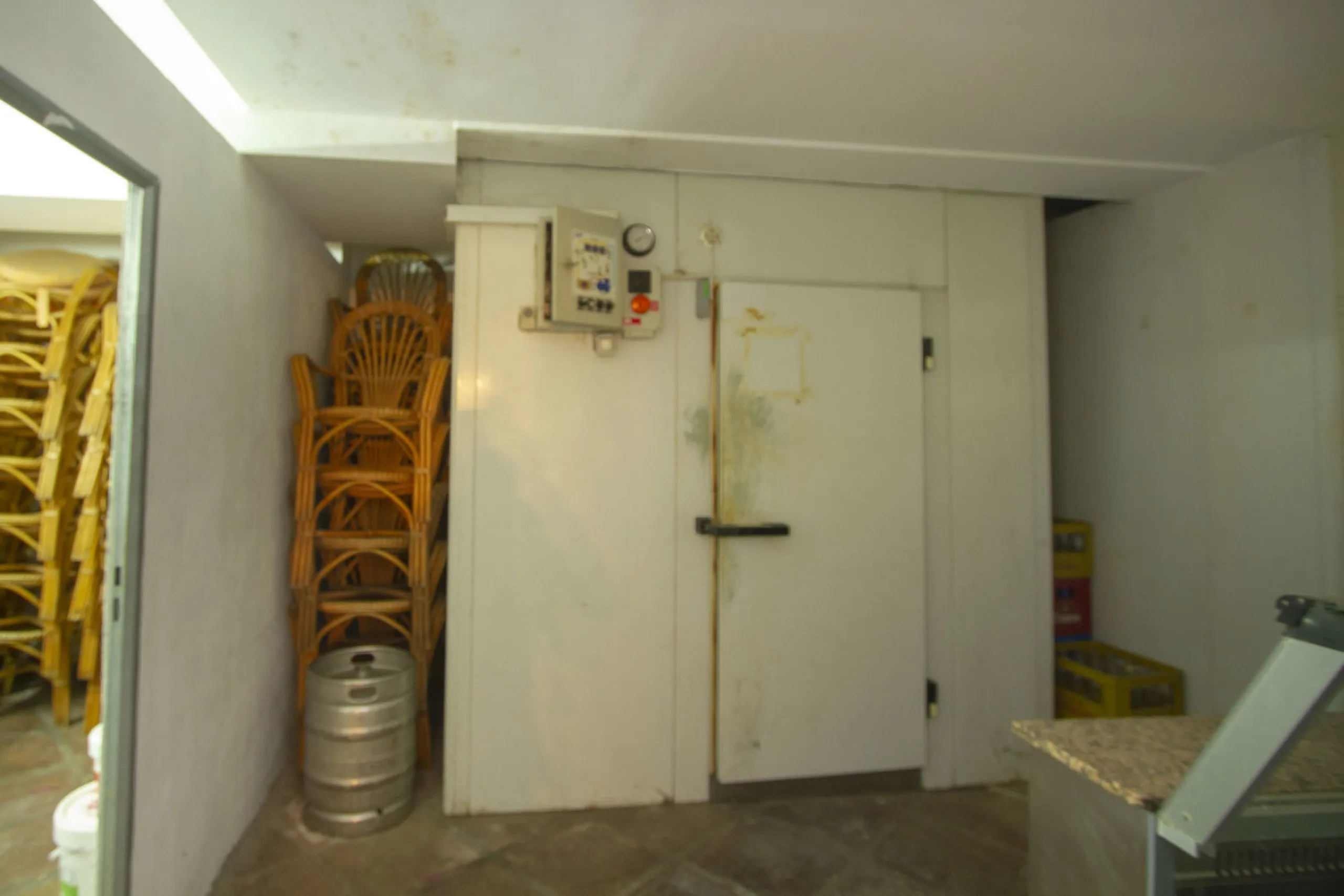 Restaurant at only 300 meters from the beach, Marbesa area, in Marbella. In floor -2. Two toilets, warehouse, refrigeration chamber, office. Fully furnished with everything you need to start working, equipped kitchen. A large terrace approximately 100 met