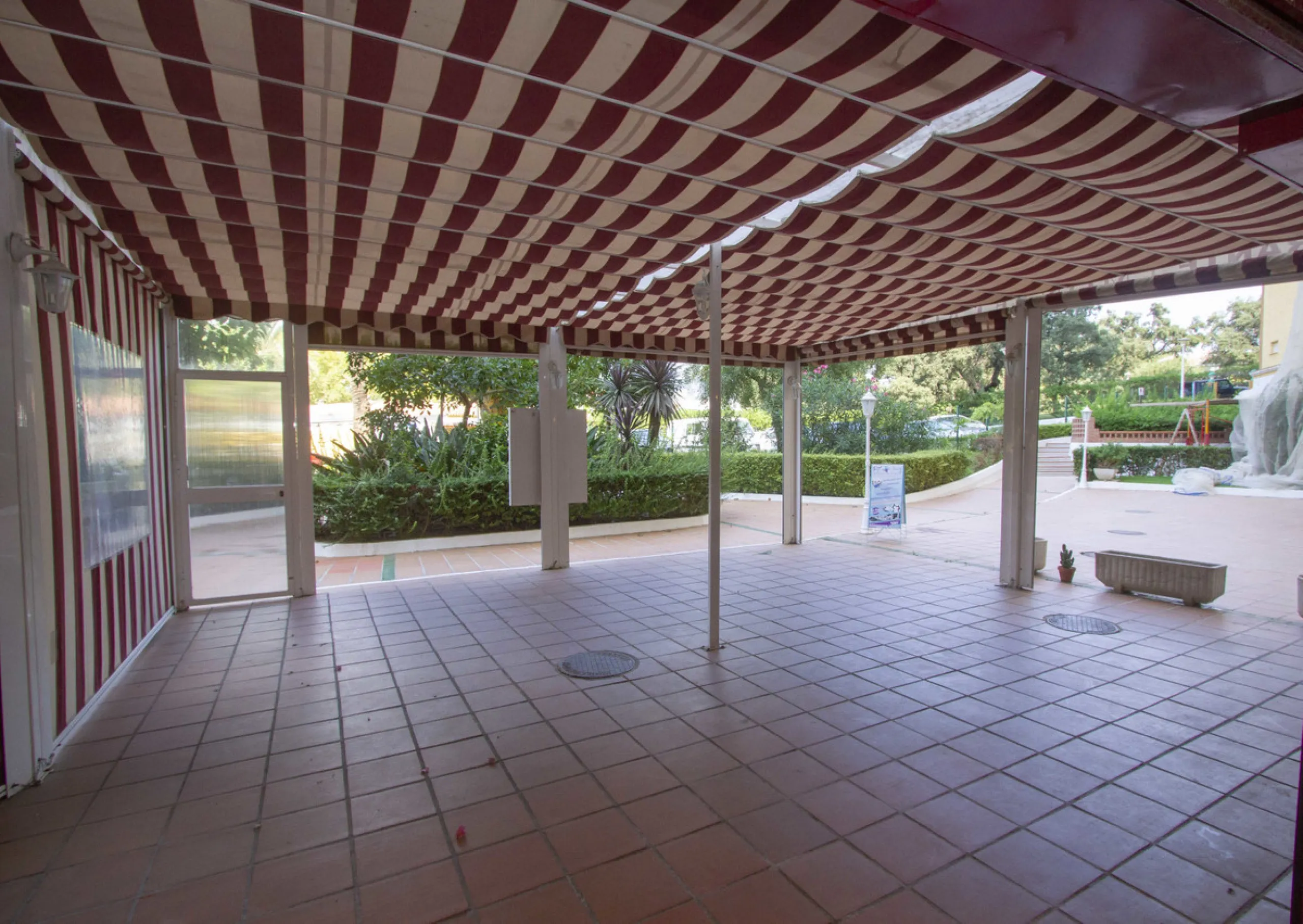 Restaurant at only 300 meters from the beach, Marbesa area, in Marbella. In floor -2. Two toilets, warehouse, refrigeration chamber, office. Fully furnished with everything you need to start working, equipped kitchen. A large terrace approximately 100 met