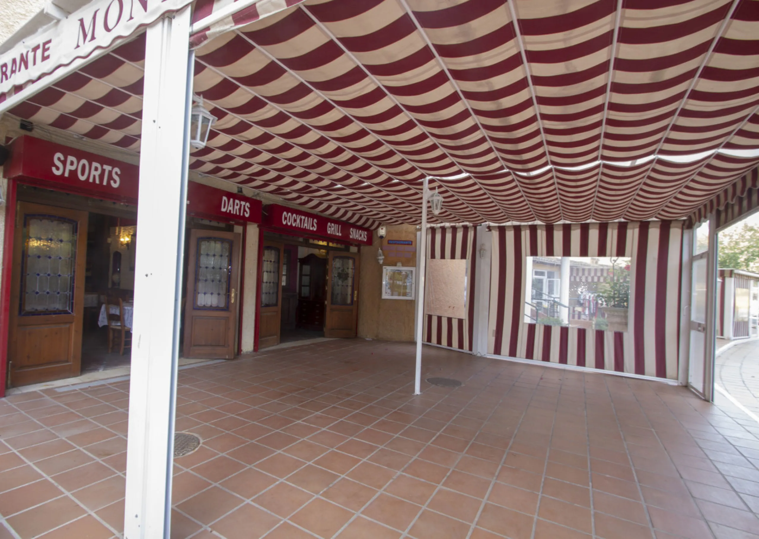 Restaurant at only 300 meters from the beach, Marbesa area, in Marbella. In floor -2. Two toilets, warehouse, refrigeration chamber, office. Fully furnished with everything you need to start working, equipped kitchen. A large terrace approximately 100 met