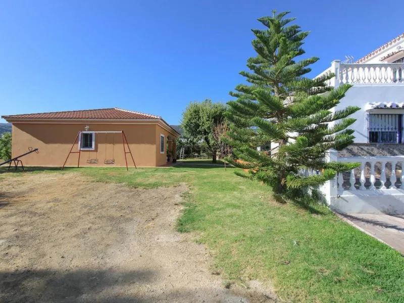 House - Detached Villa в продаже в Alhaurín de la Torre, Málaga. В доме 5 спален и 4 ванных комнат. Площадь дома 286 м². Площадь участка 3000 м²